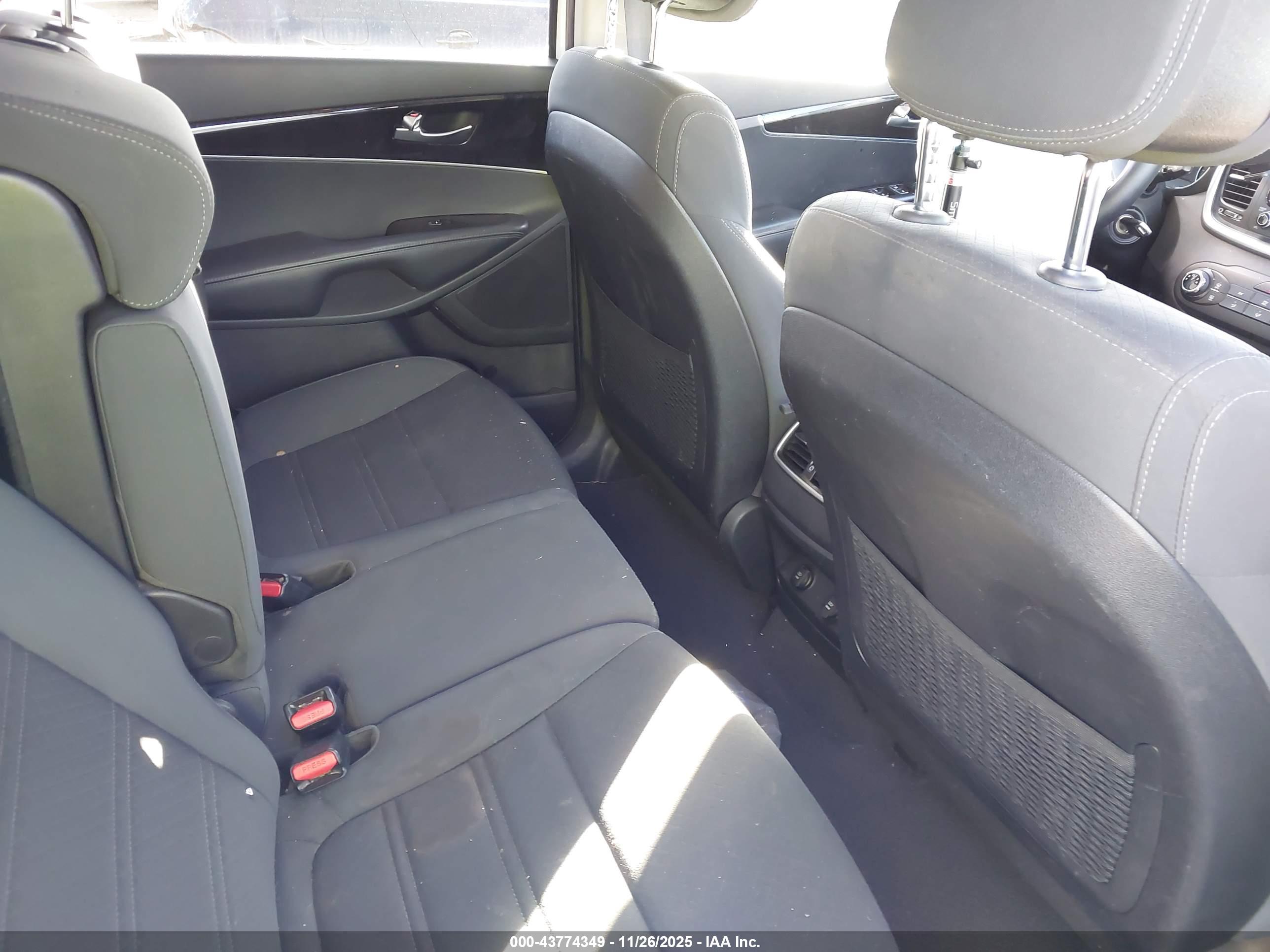 KIA SORENTO image 8