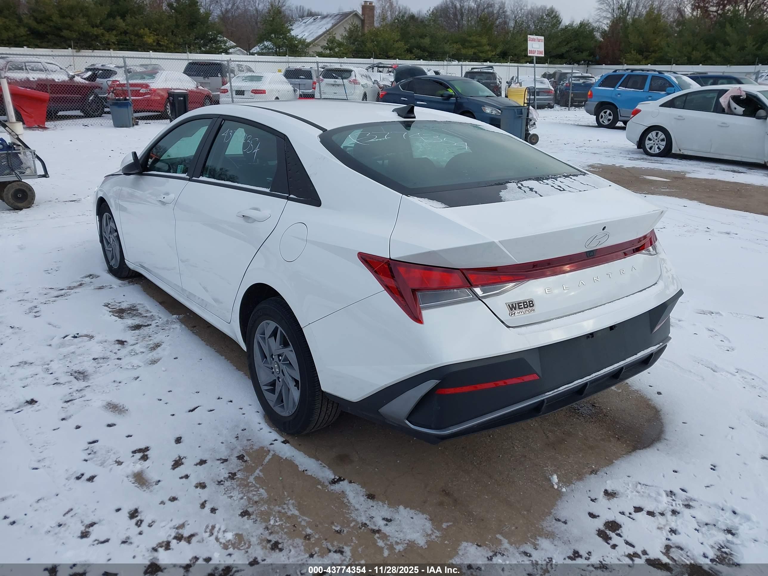 HYUNDAI ELANTRA image 3