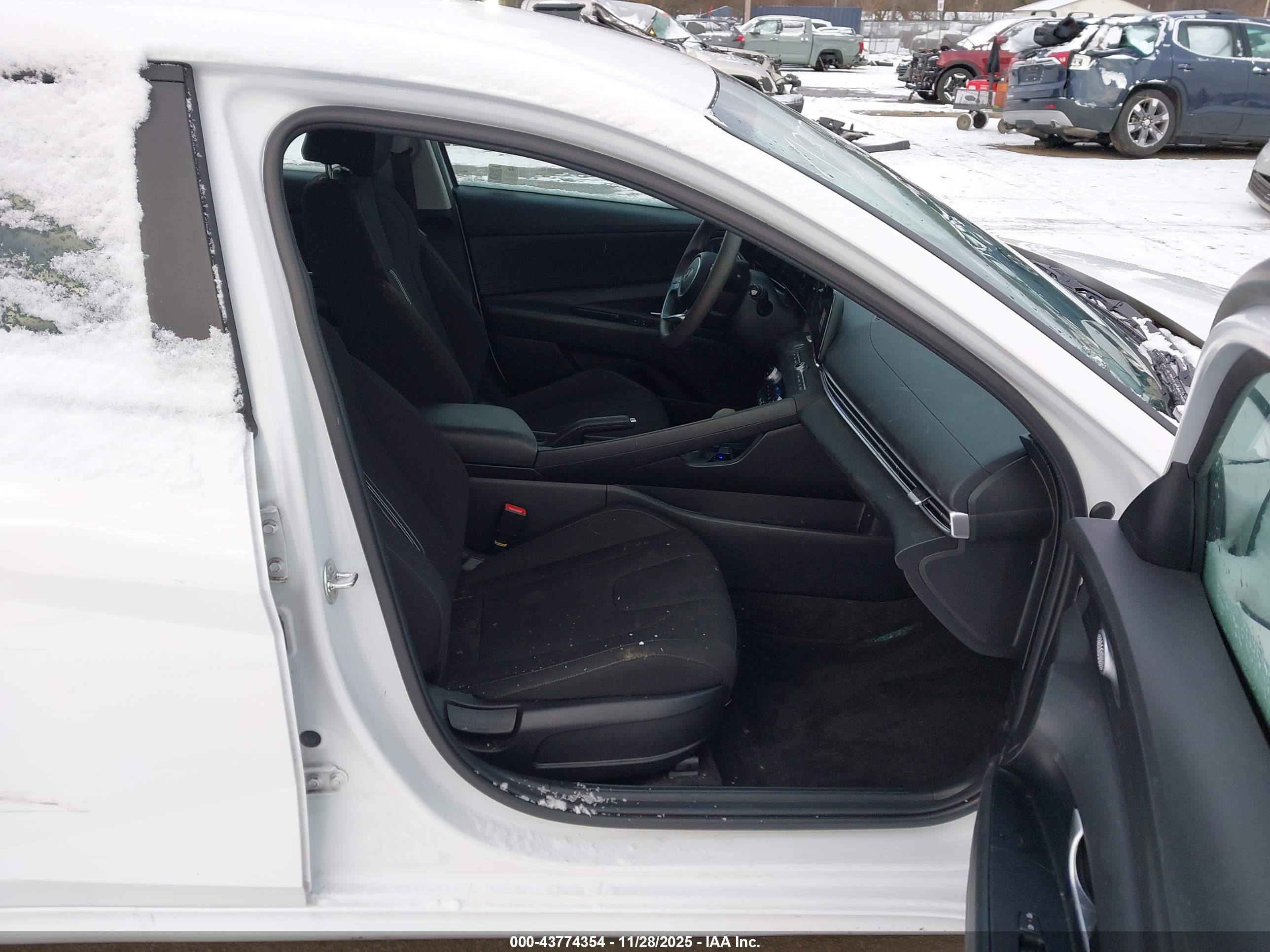 HYUNDAI ELANTRA image 5