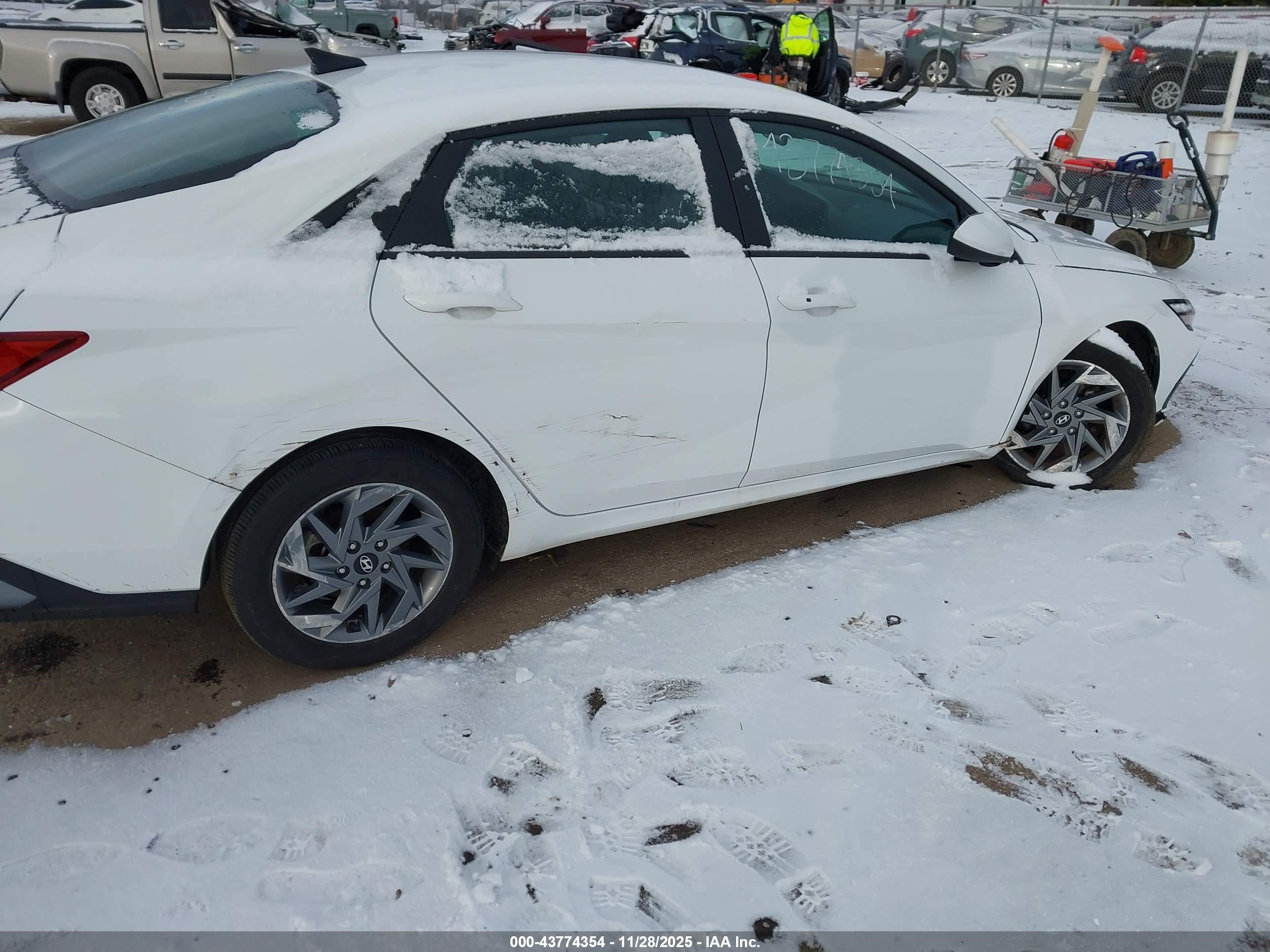 HYUNDAI ELANTRA image 6
