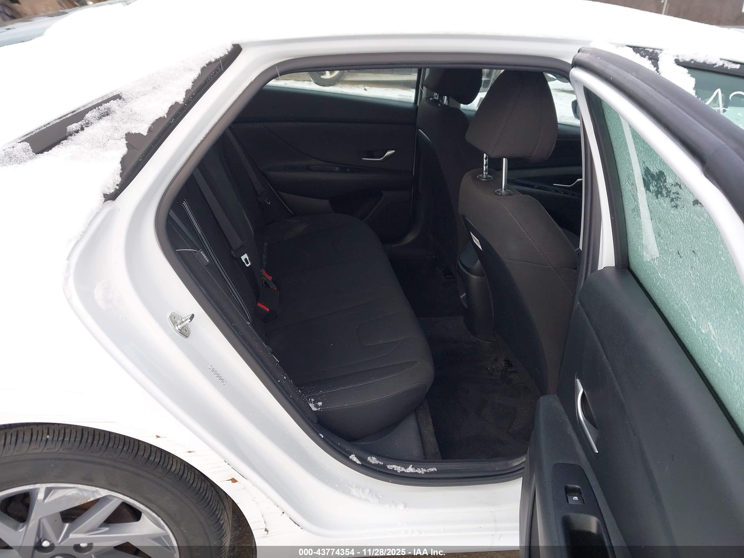 HYUNDAI ELANTRA image 8