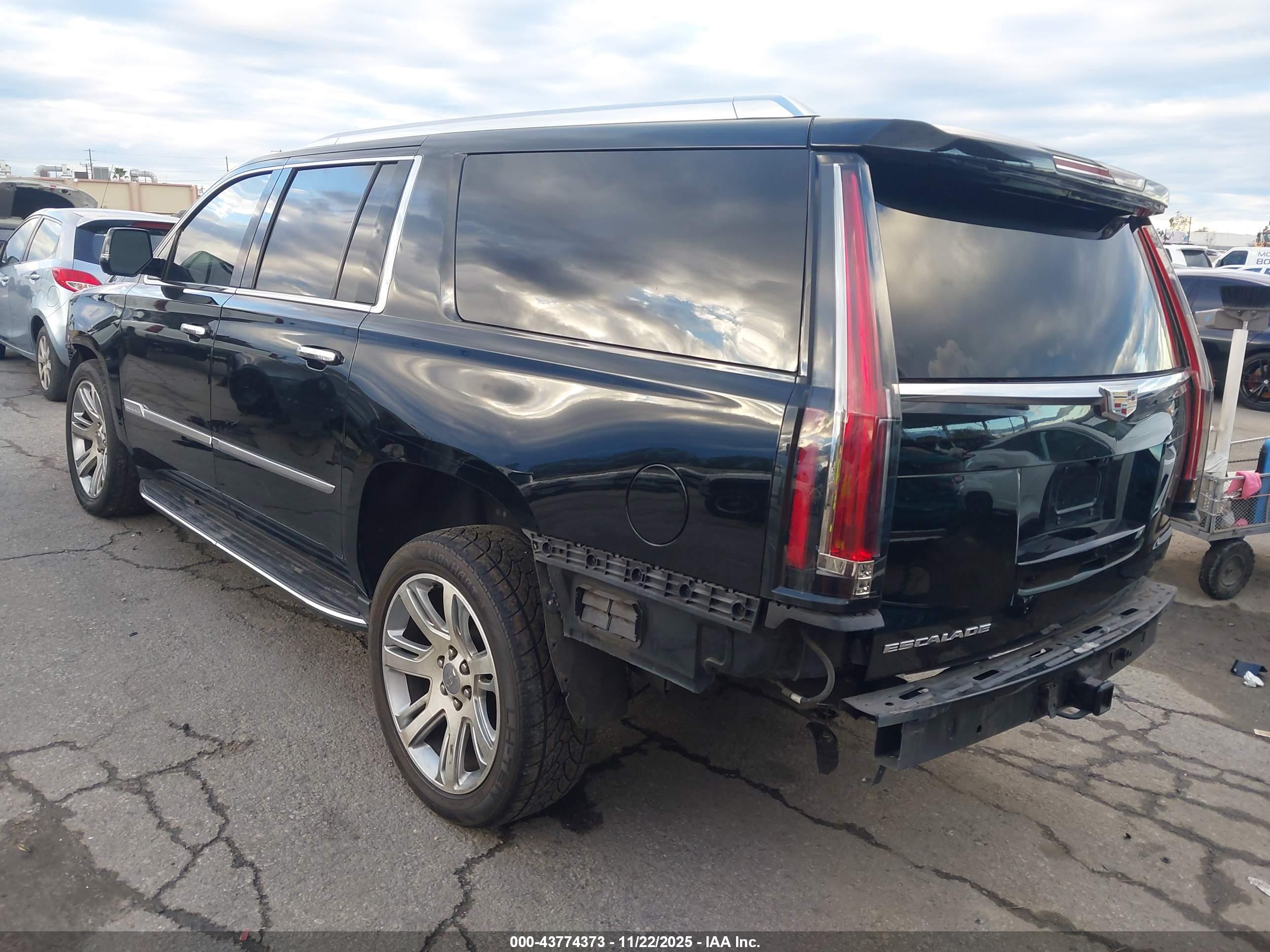 CADILLAC ESCALADE image 3