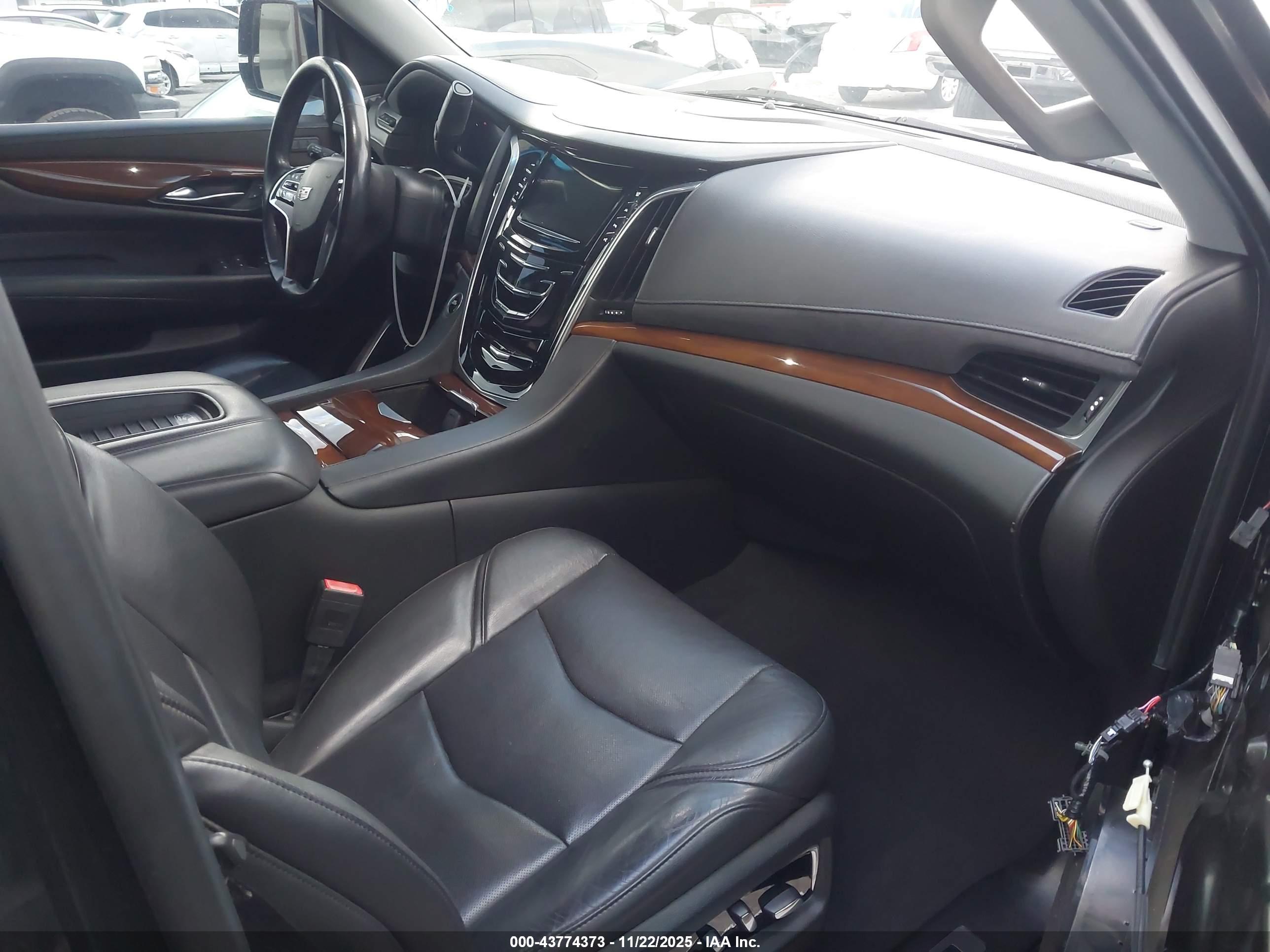 CADILLAC ESCALADE image 5
