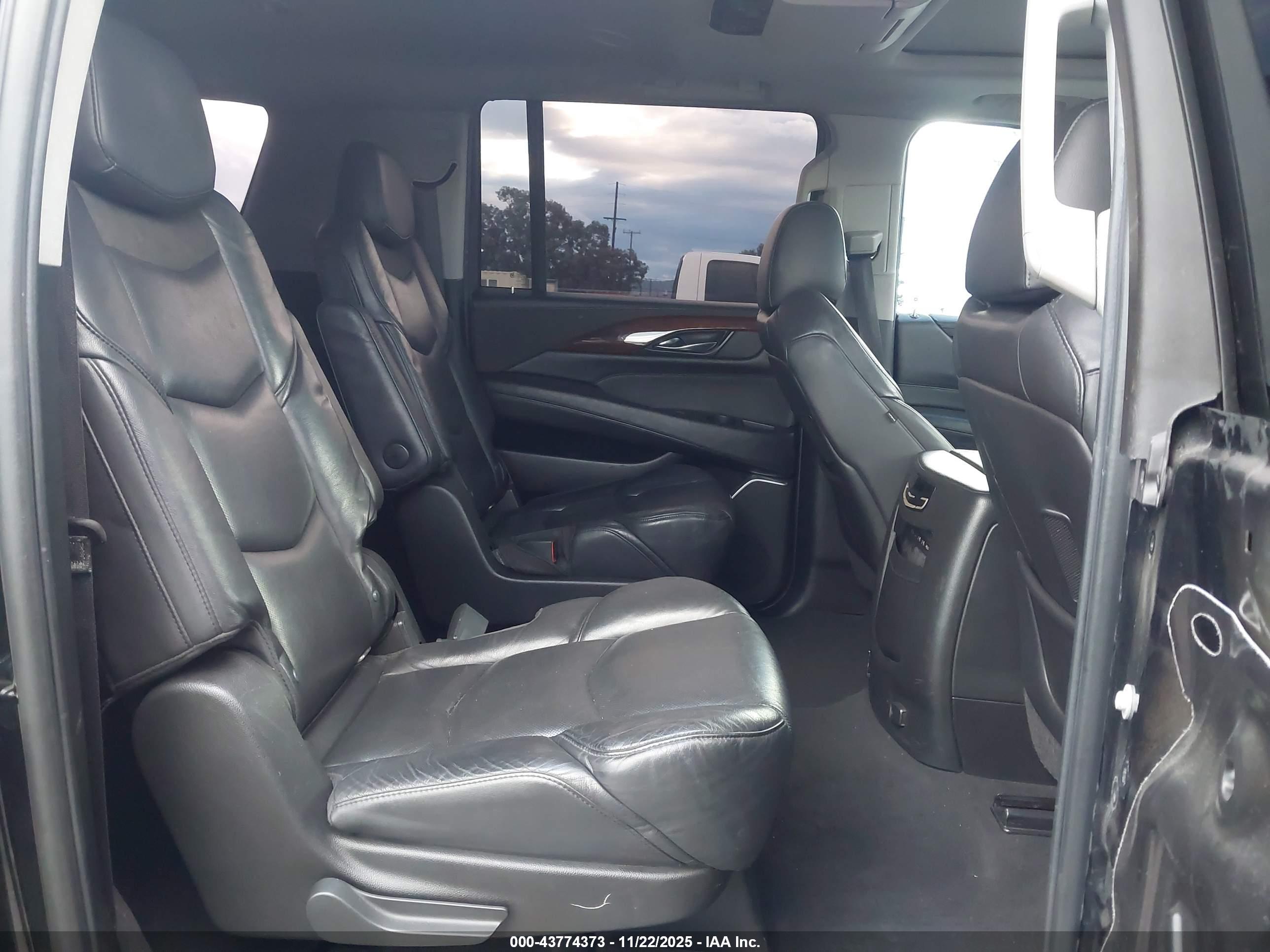 CADILLAC ESCALADE image 8