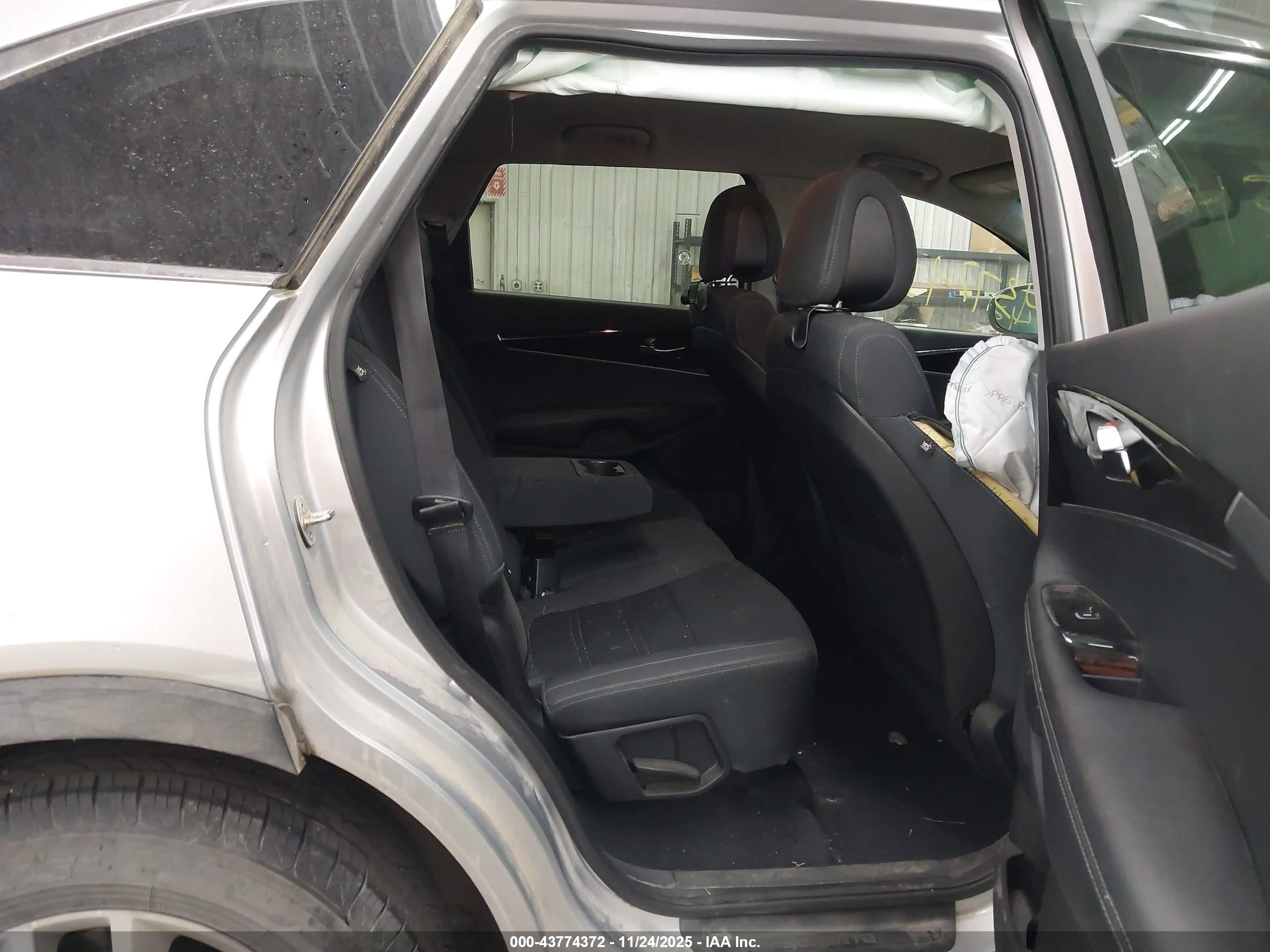 KIA SORENTO image 8