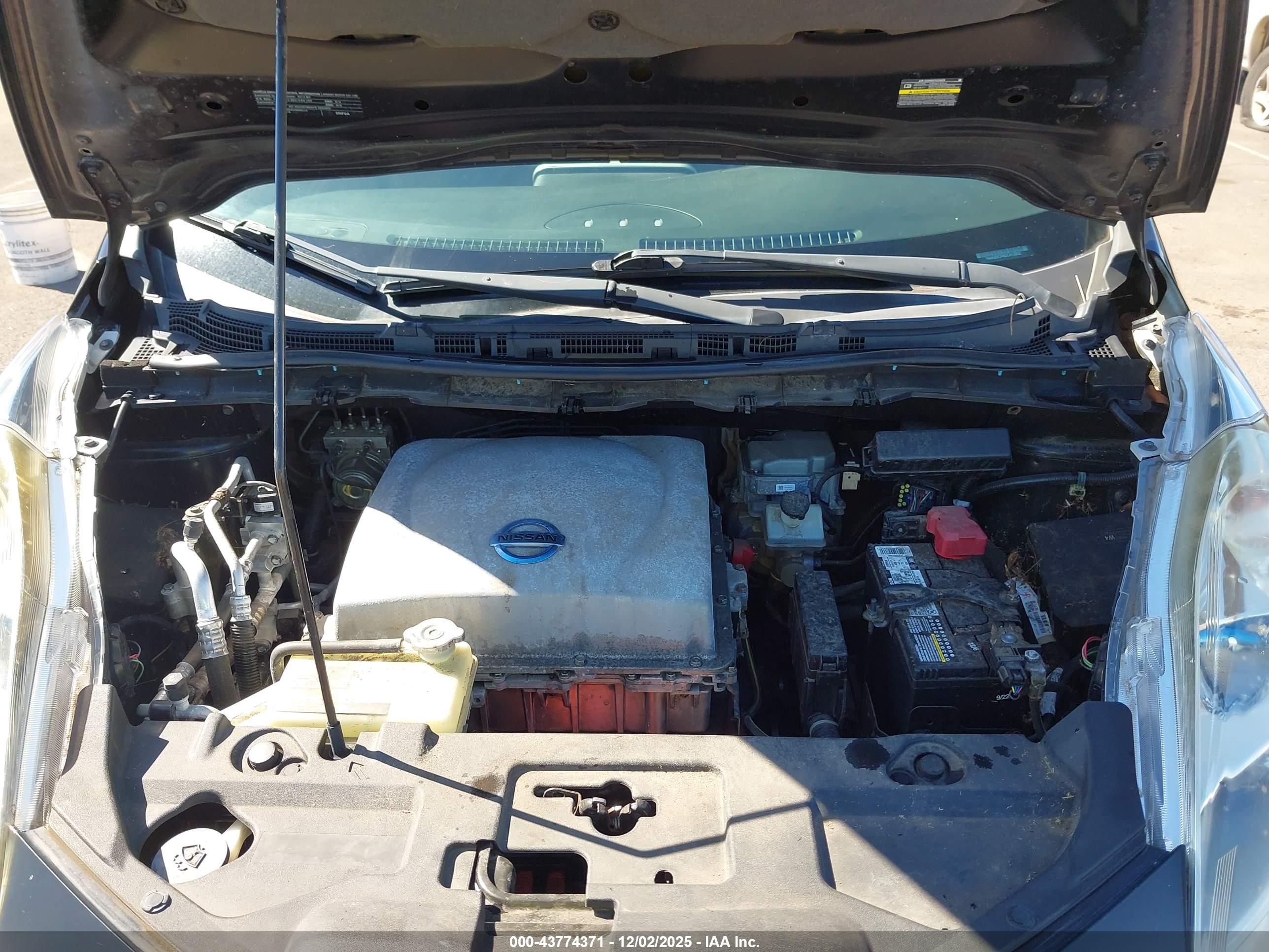 NISSAN LEAF image 10