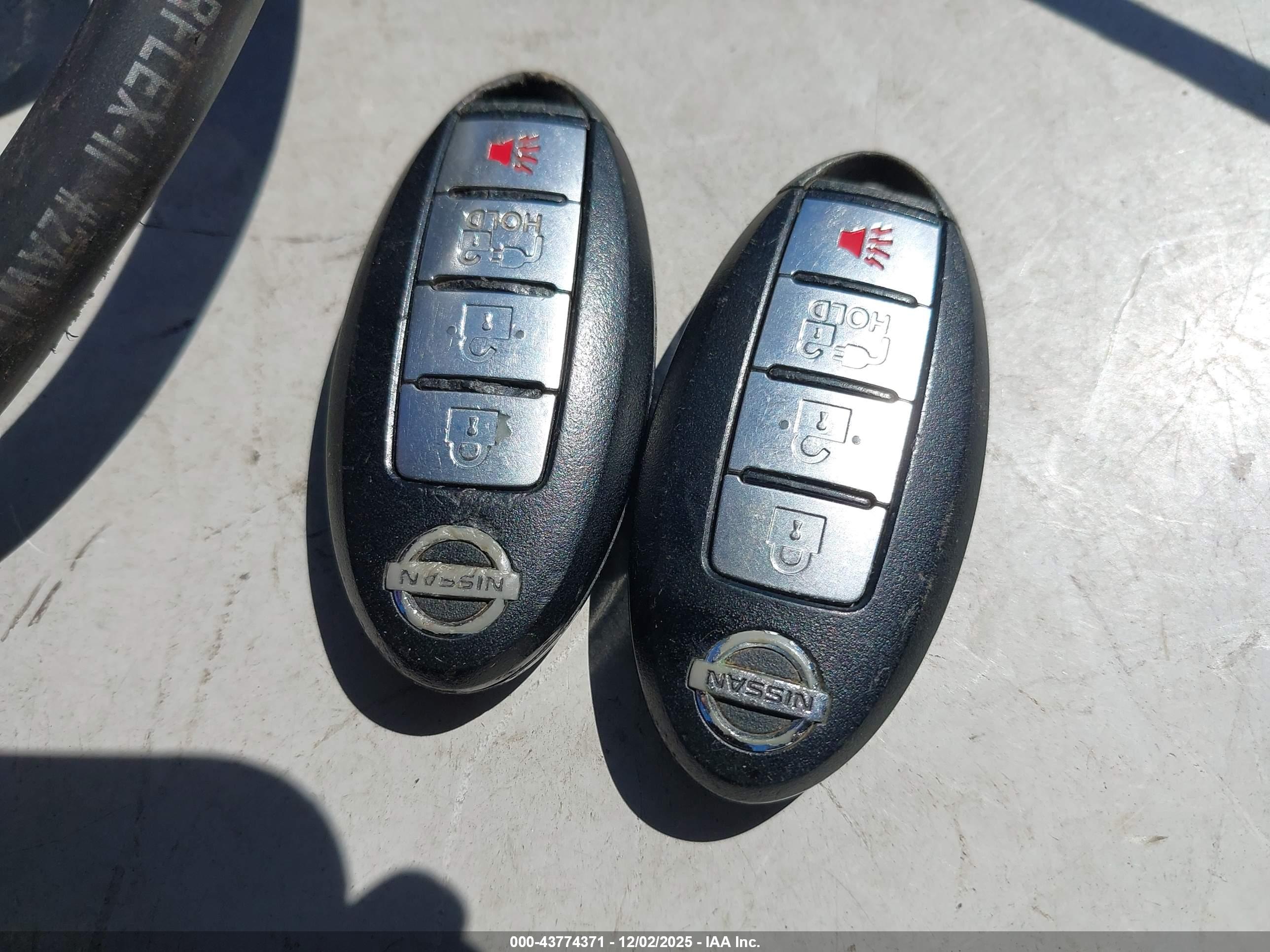 NISSAN LEAF image 11