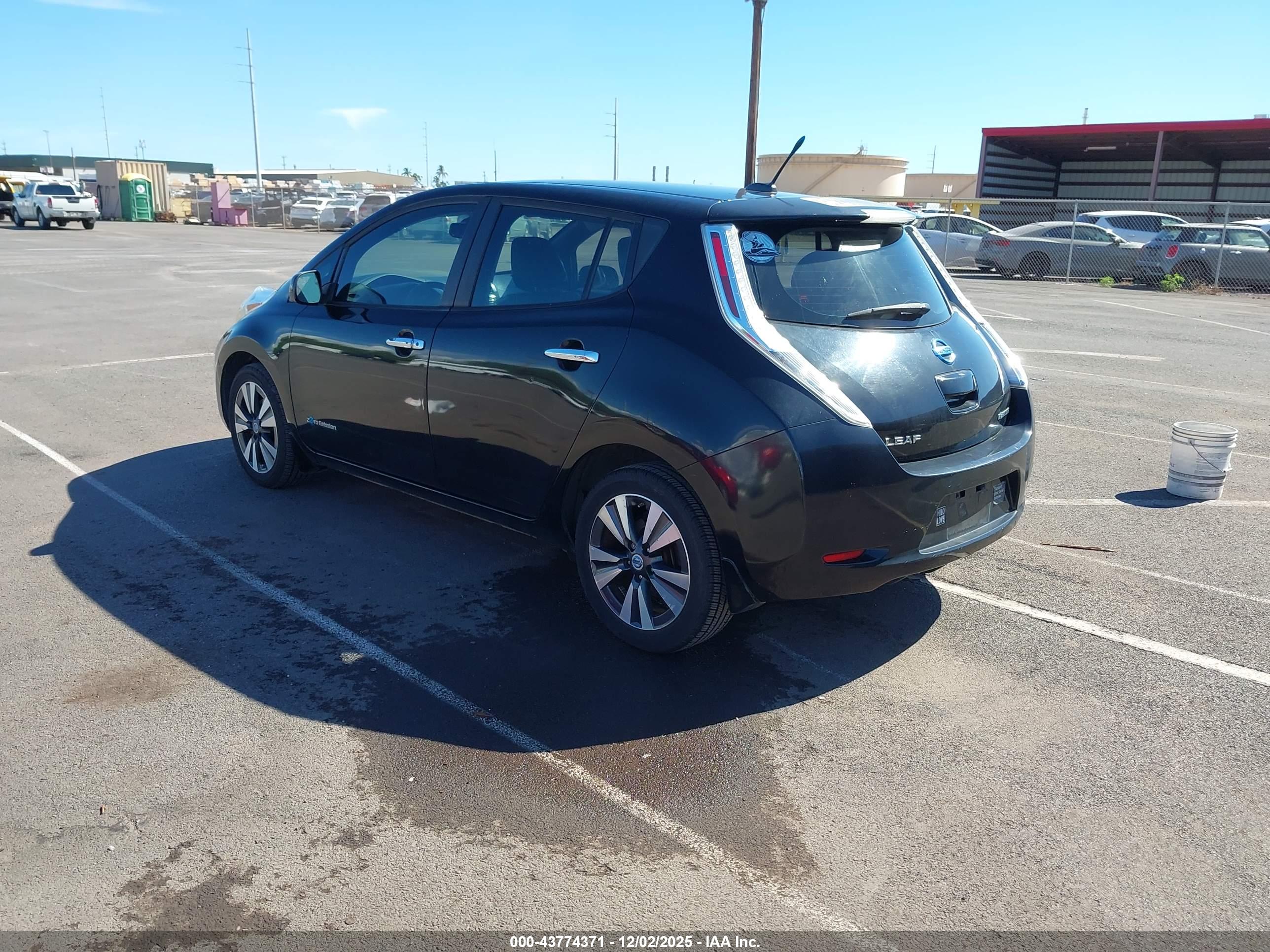 NISSAN LEAF image 3