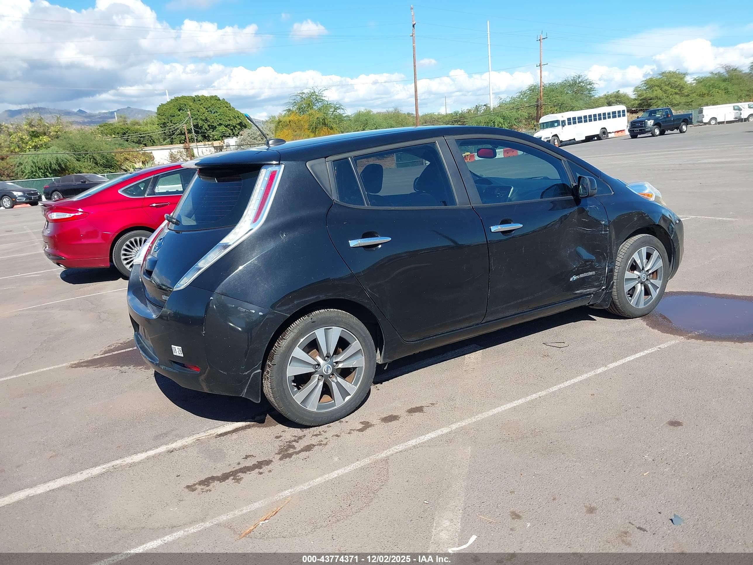 NISSAN LEAF image 4