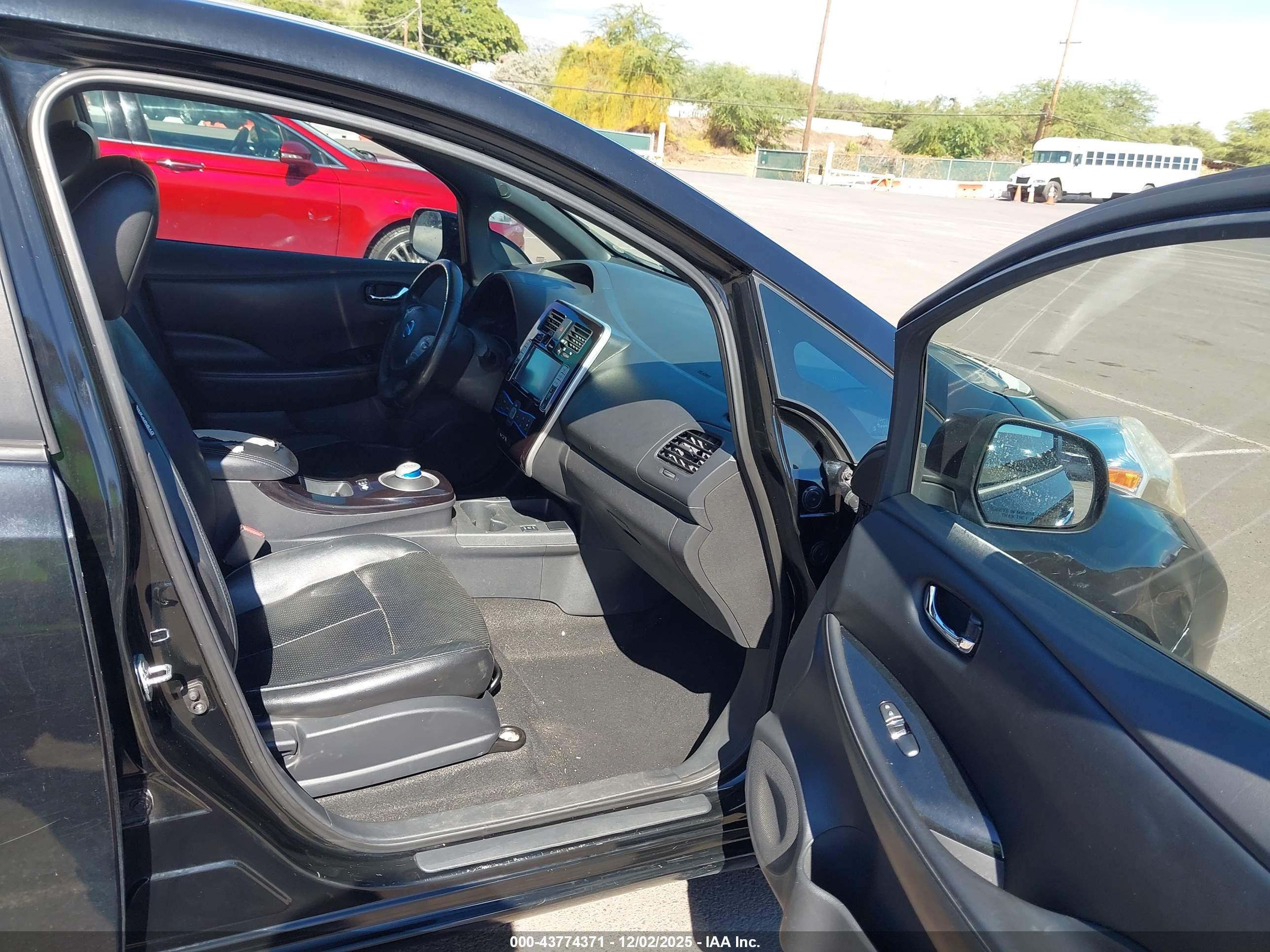 NISSAN LEAF image 5