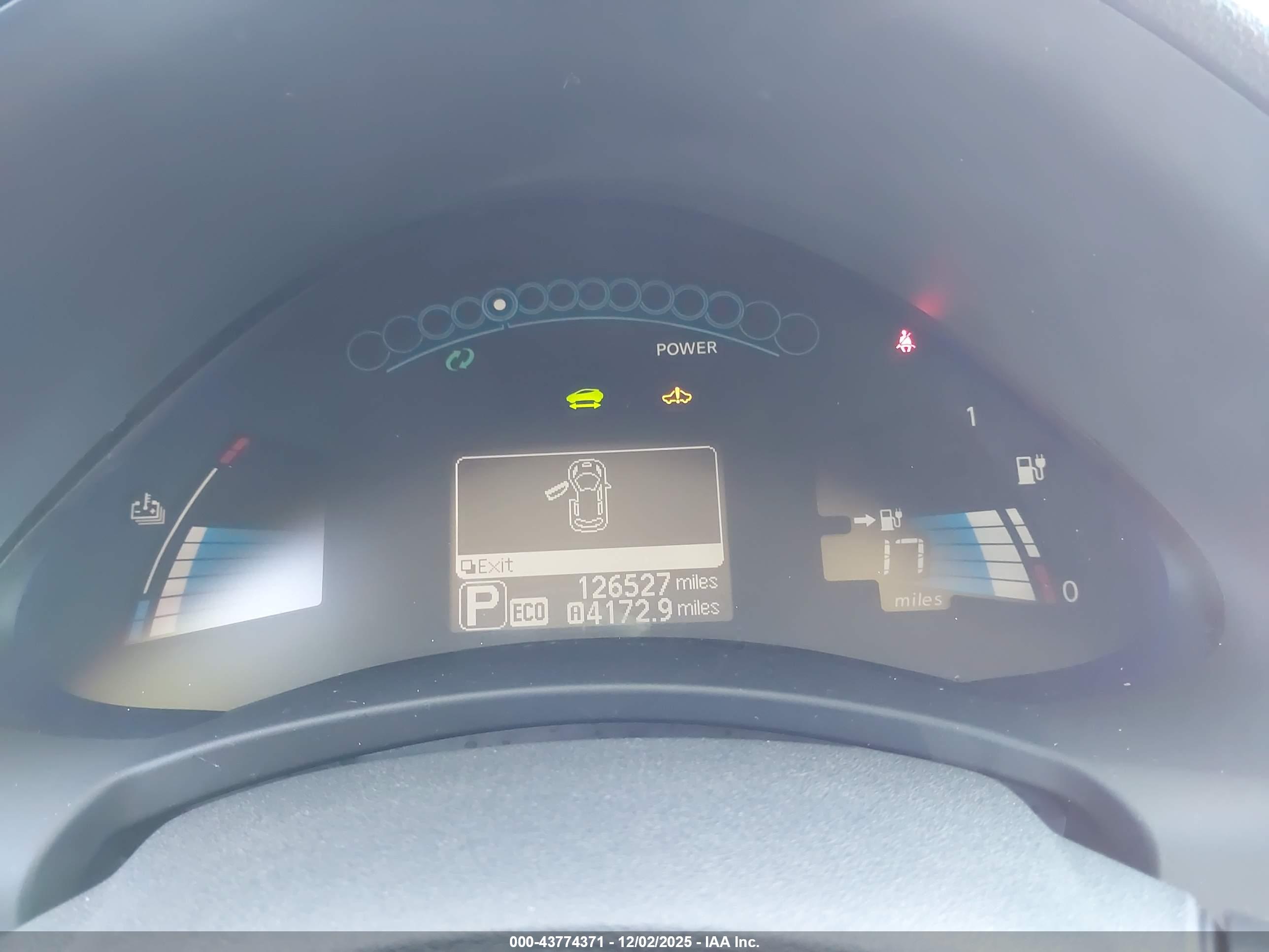 NISSAN LEAF image 7
