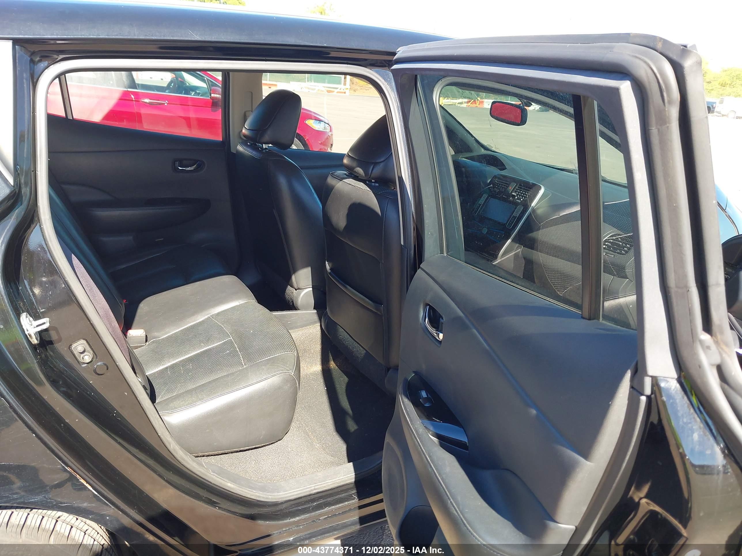 NISSAN LEAF image 8
