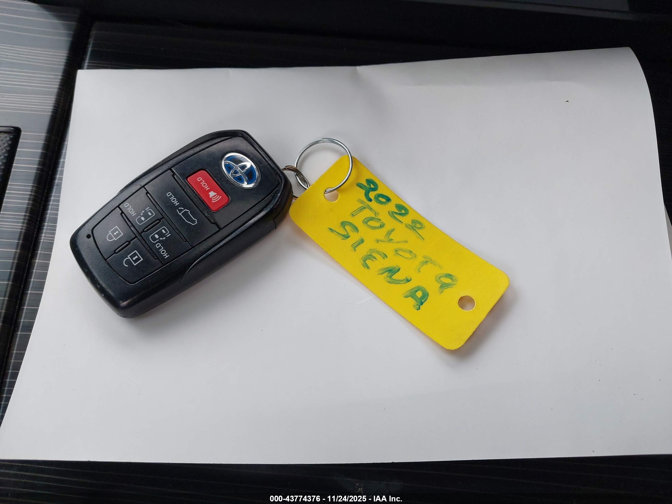 TOYOTA SIENNA image 11