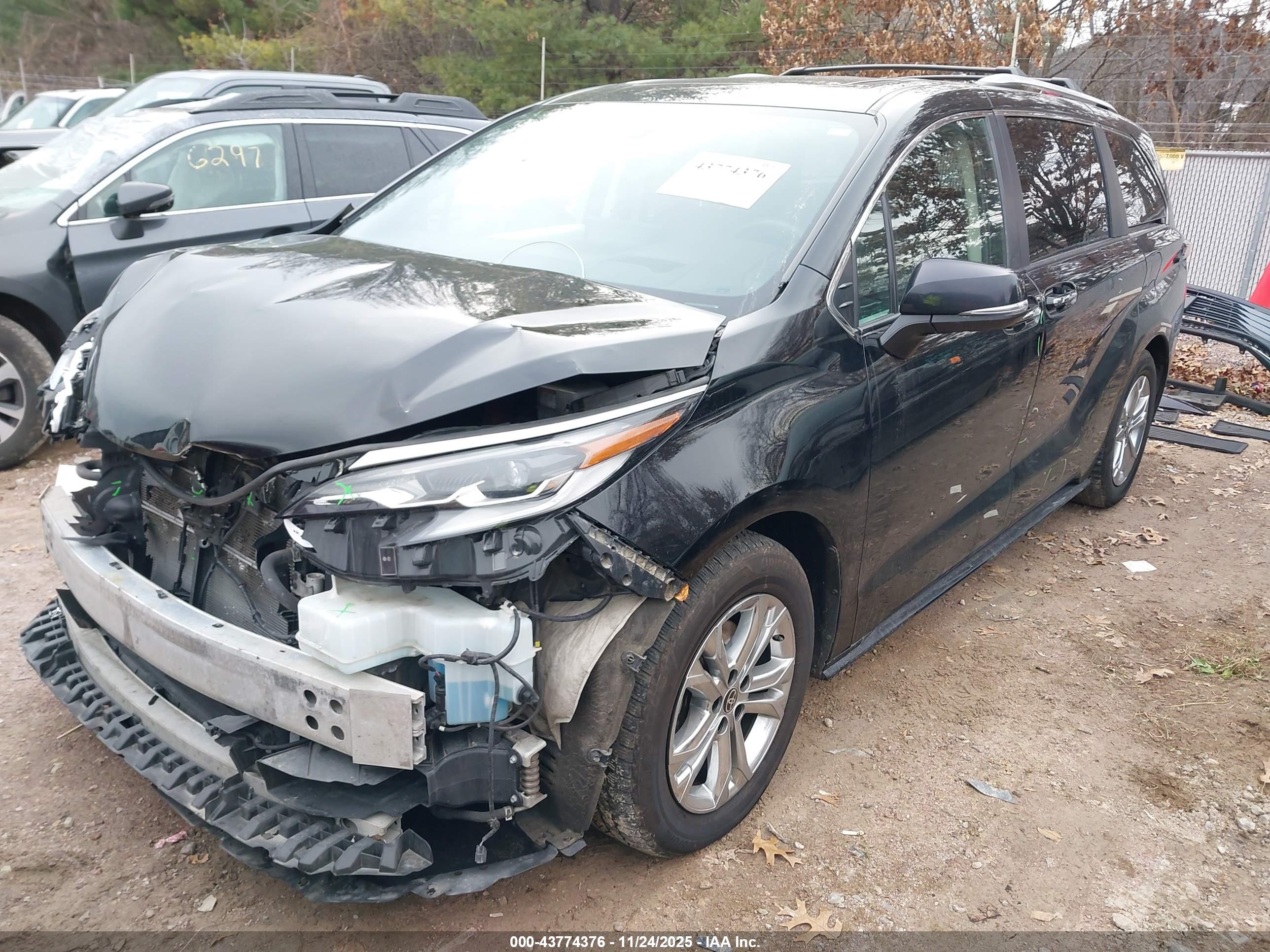 TOYOTA SIENNA image 2
