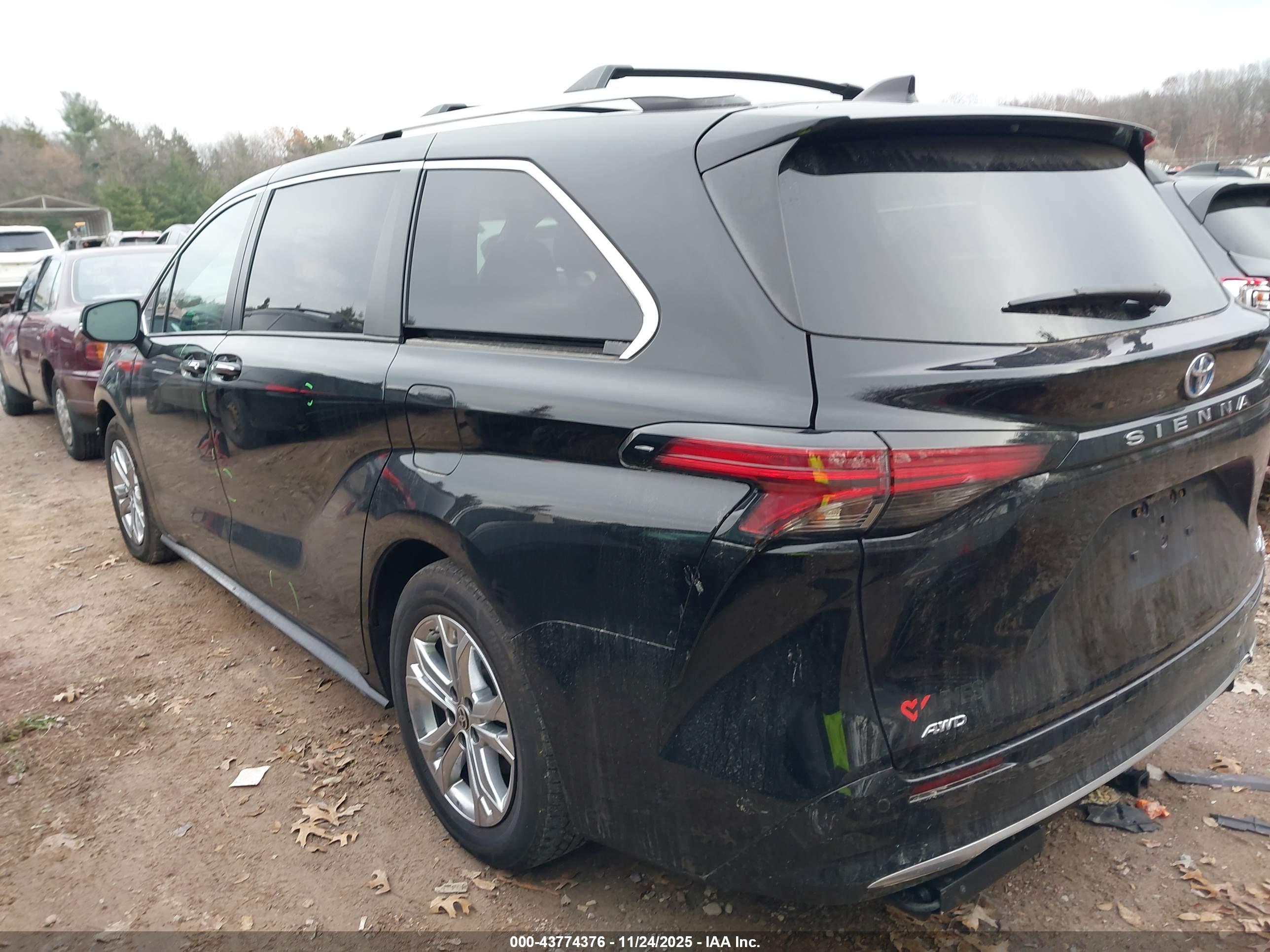 TOYOTA SIENNA image 3
