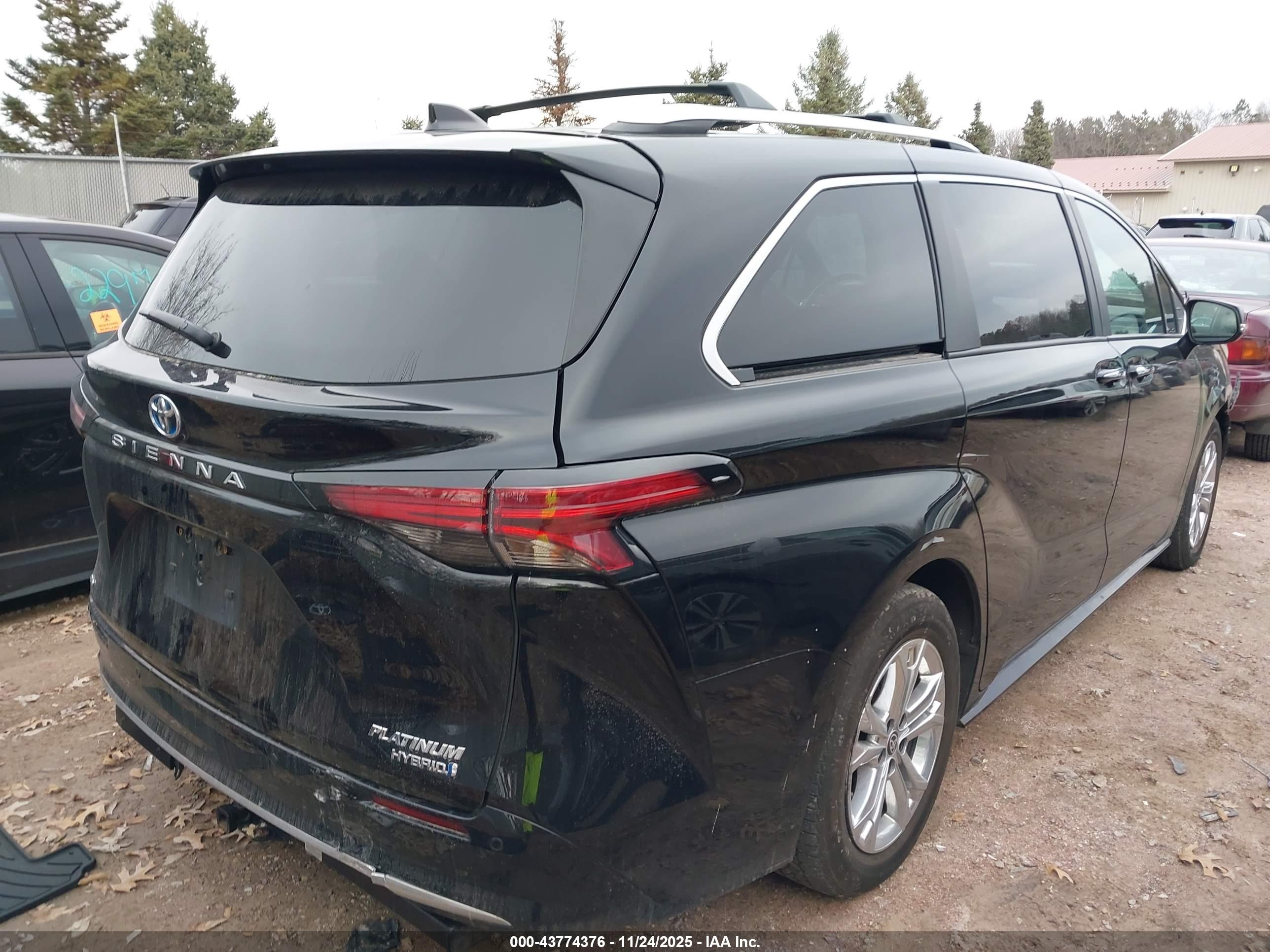 TOYOTA SIENNA image 4