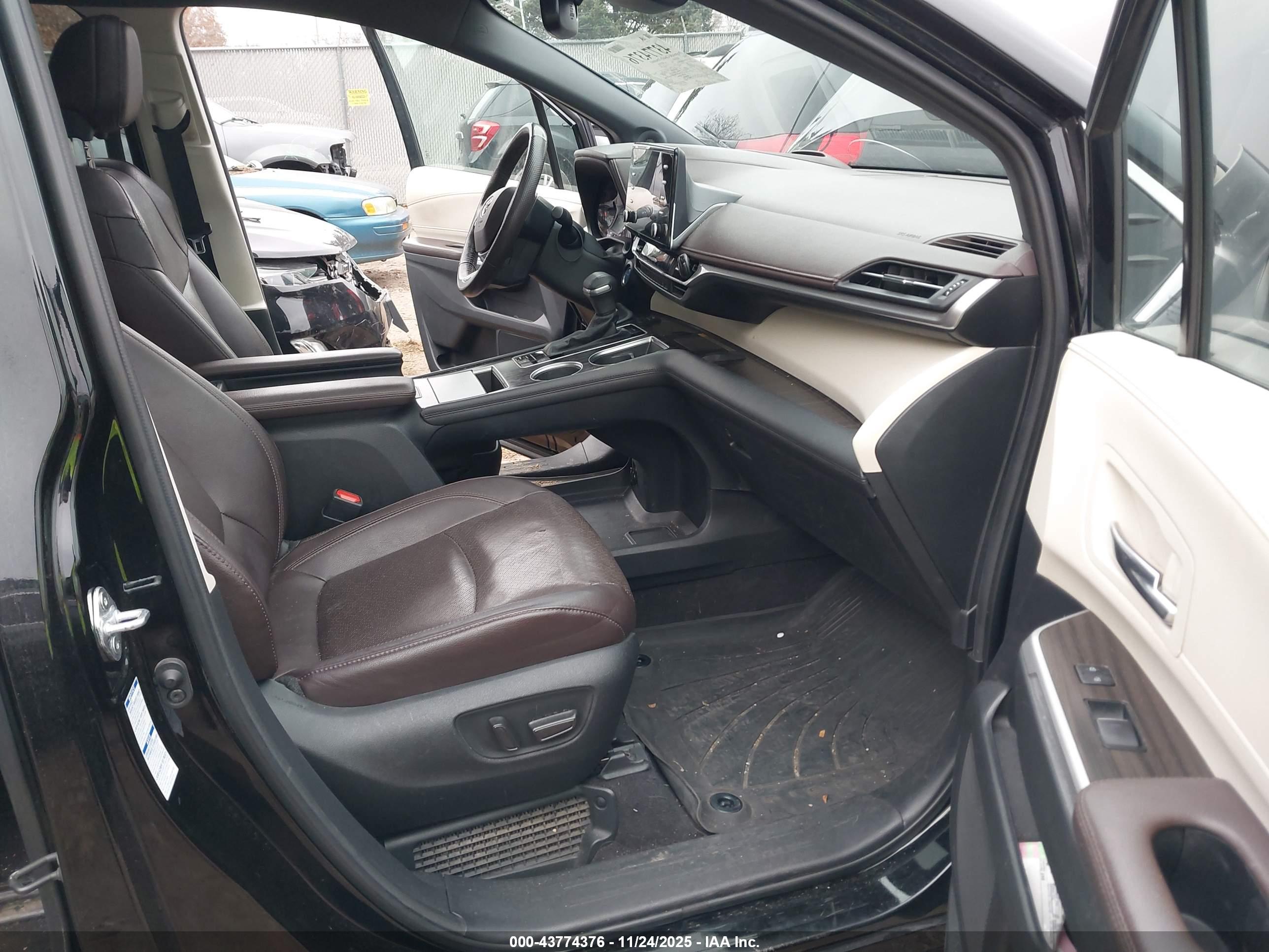 TOYOTA SIENNA image 5