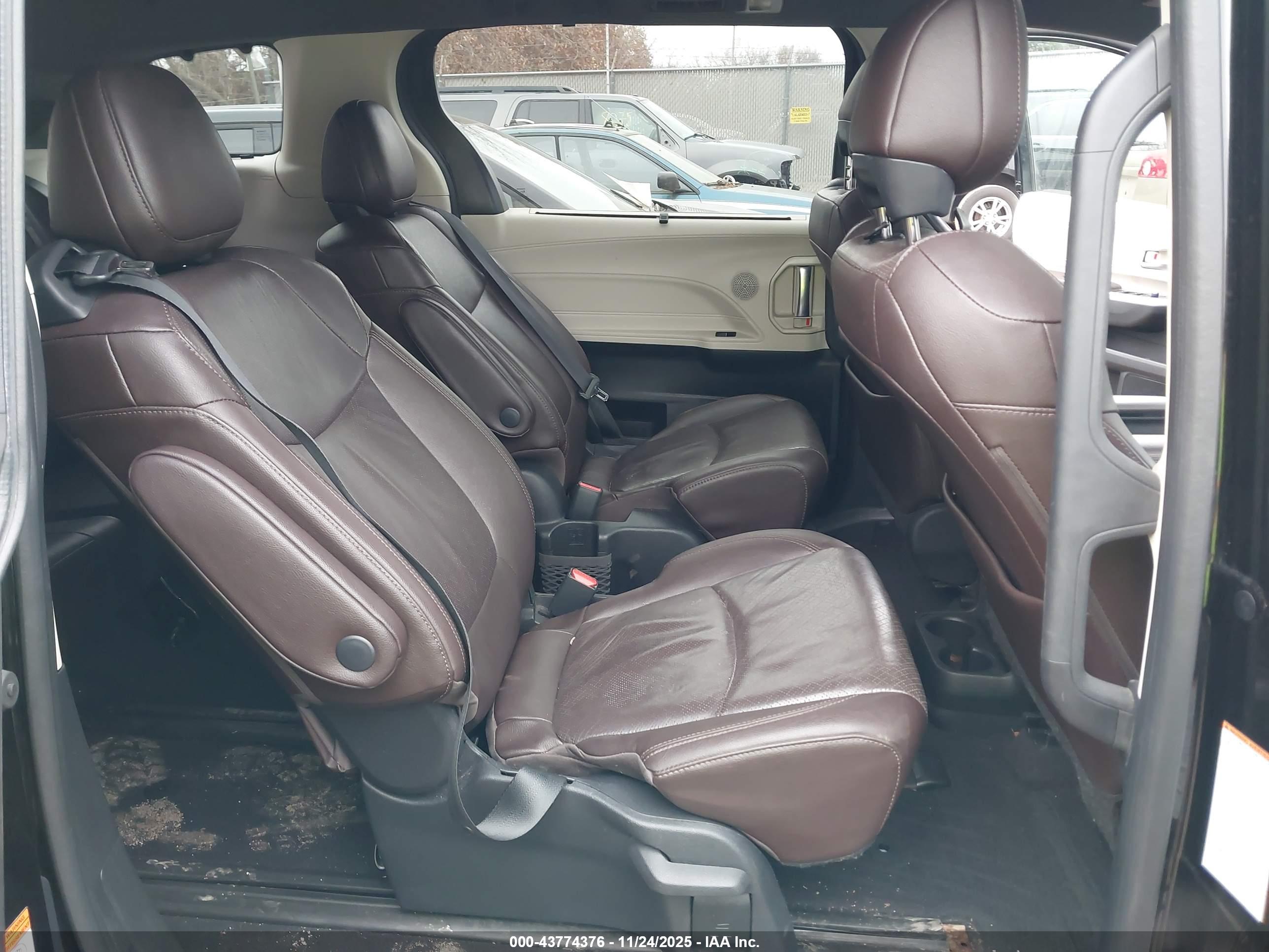 TOYOTA SIENNA image 8