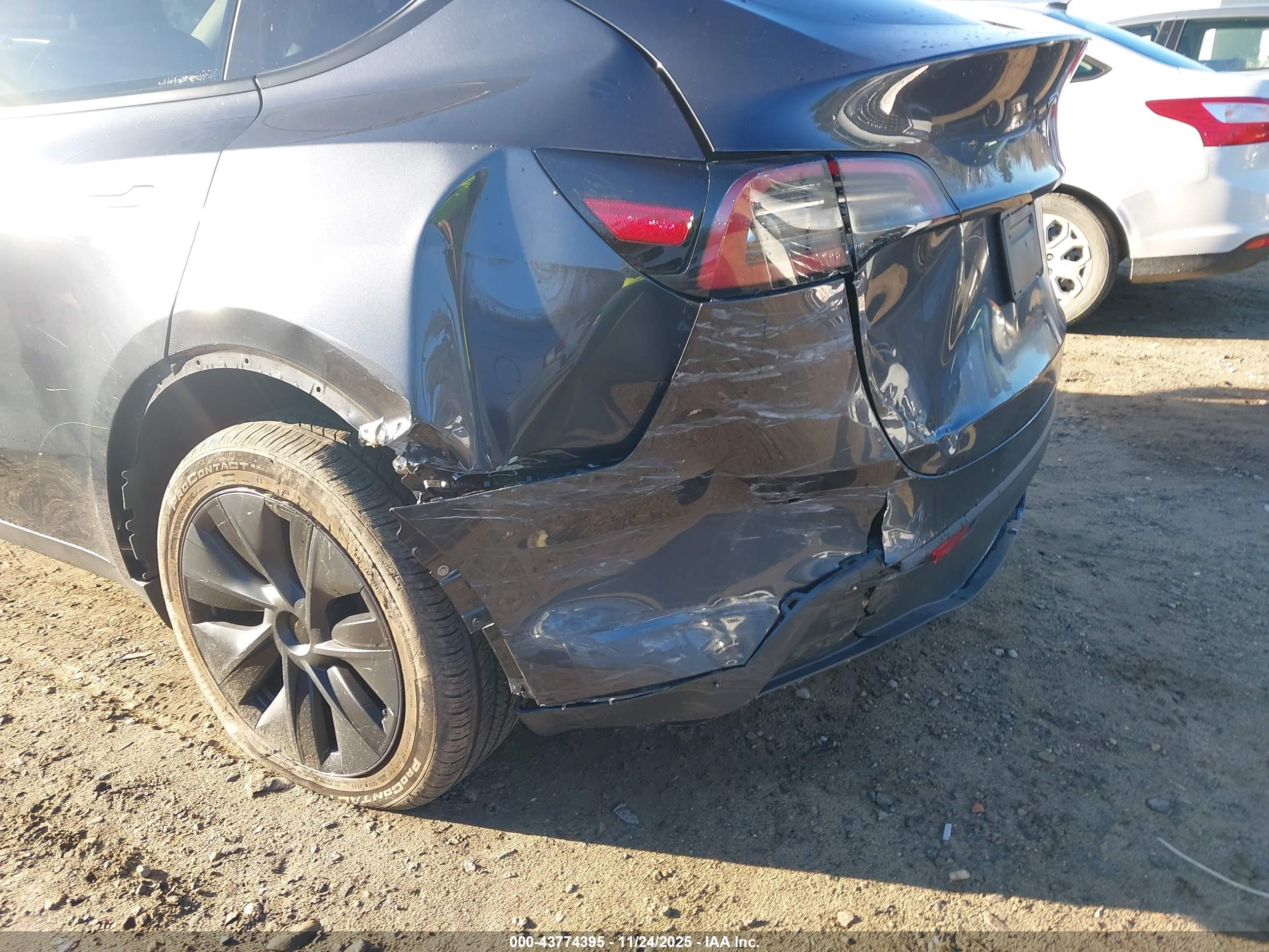TESLA MODEL image 6