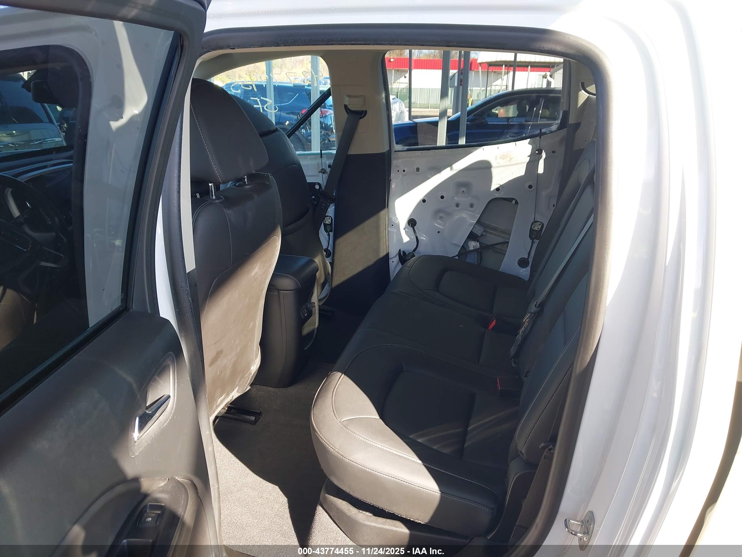 GMC CANYON image 8
