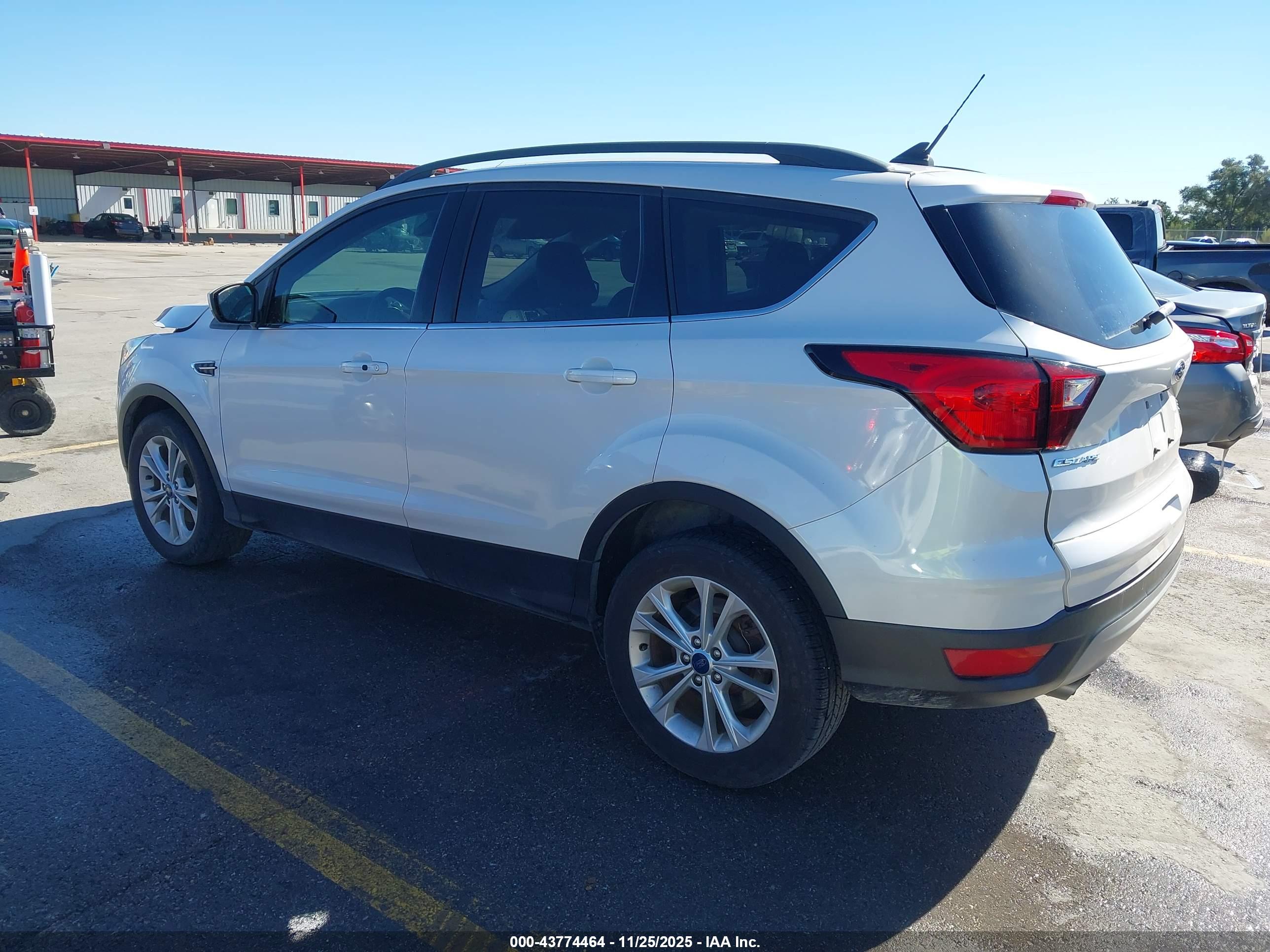 FORD ESCAPE image 3