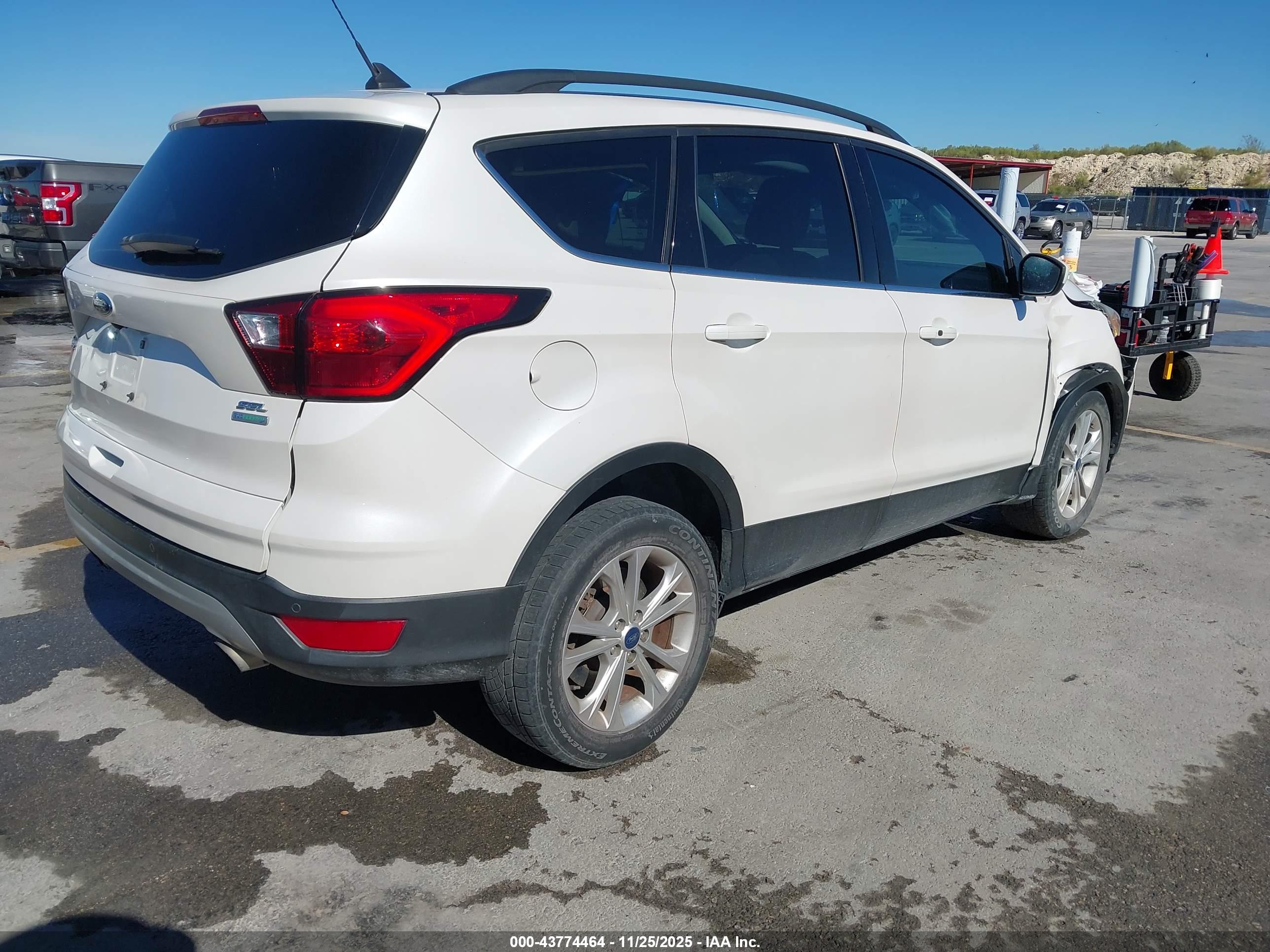 FORD ESCAPE image 4