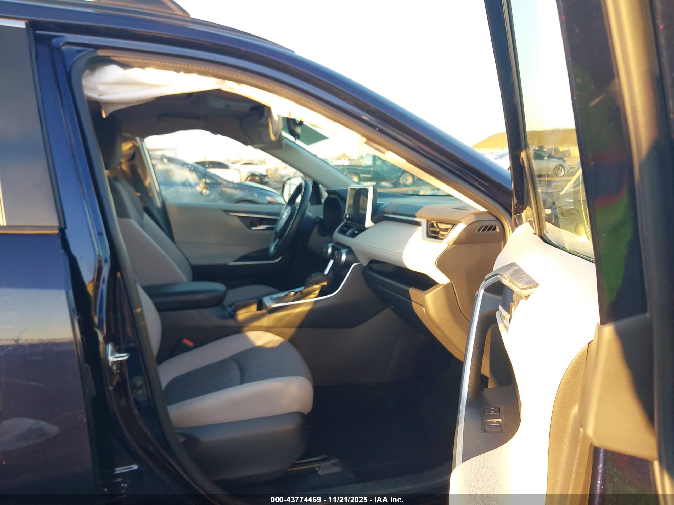 TOYOTA RAV4 image 5