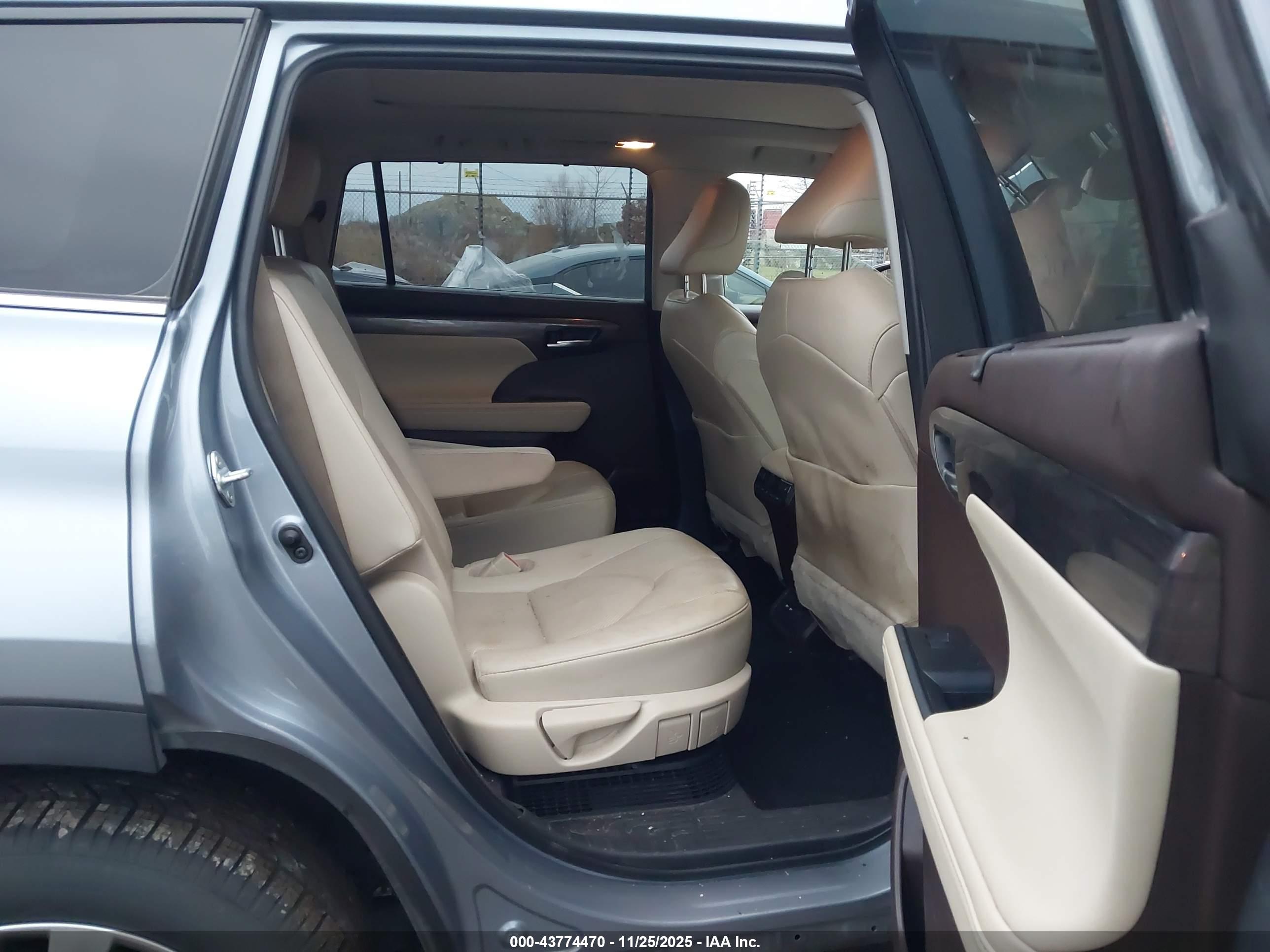TOYOTA HIGHLANDER image 8