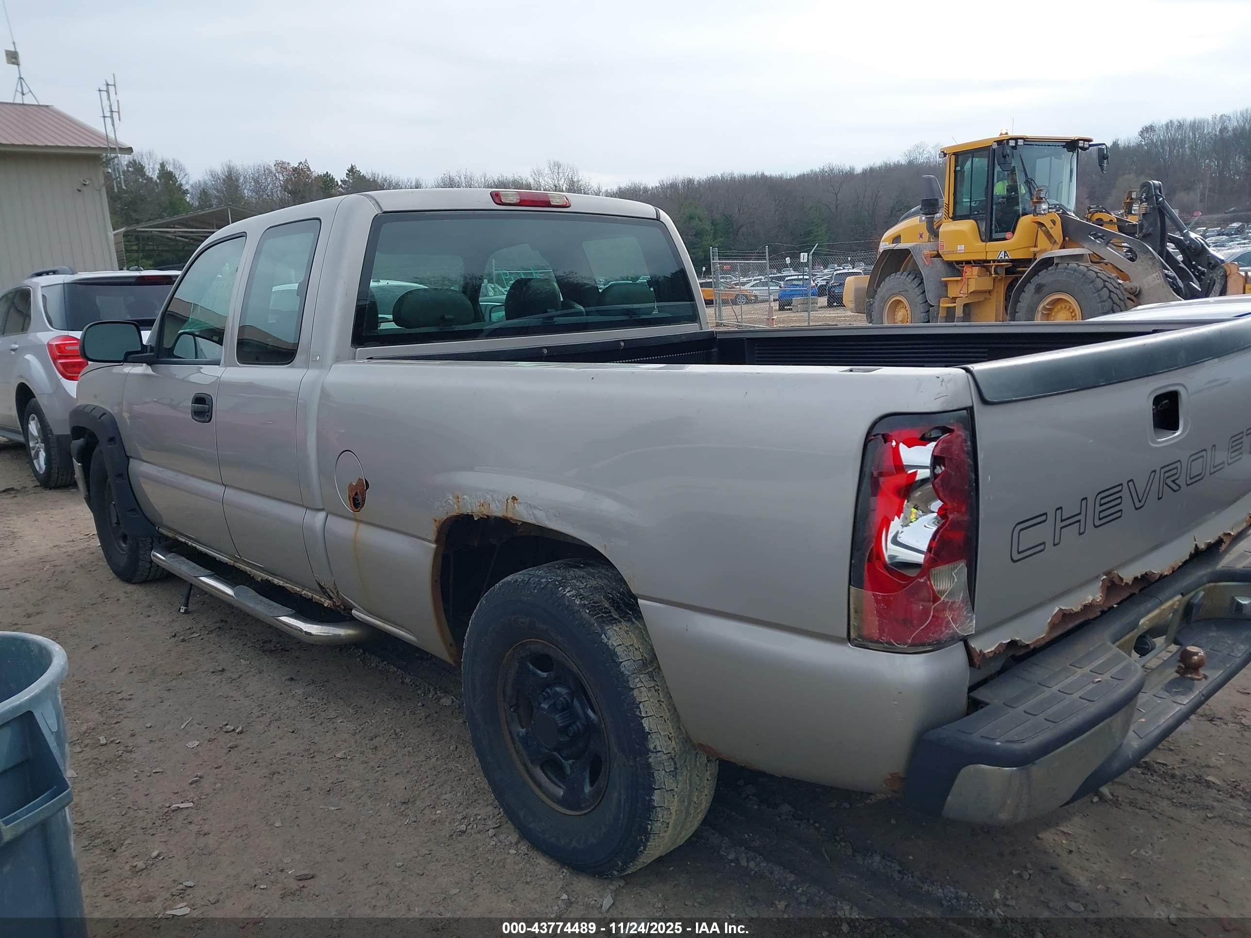 CHEVROLET SILVERADO image 3