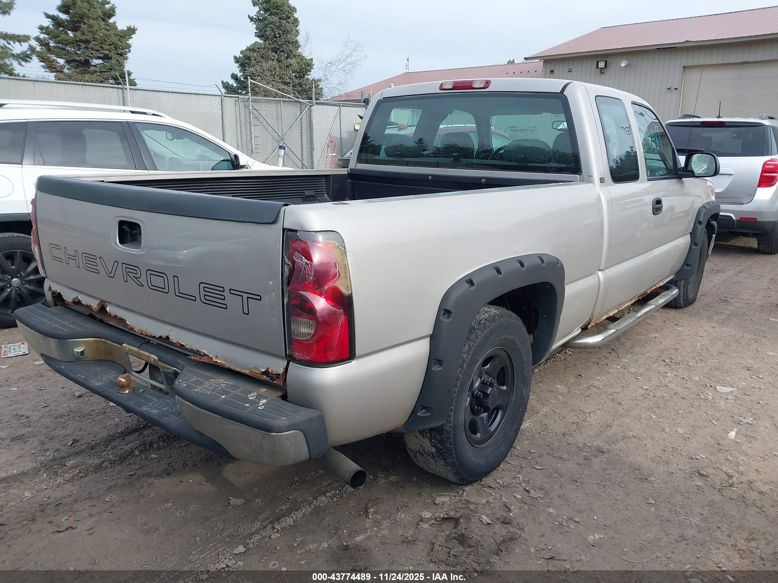 CHEVROLET SILVERADO image 4