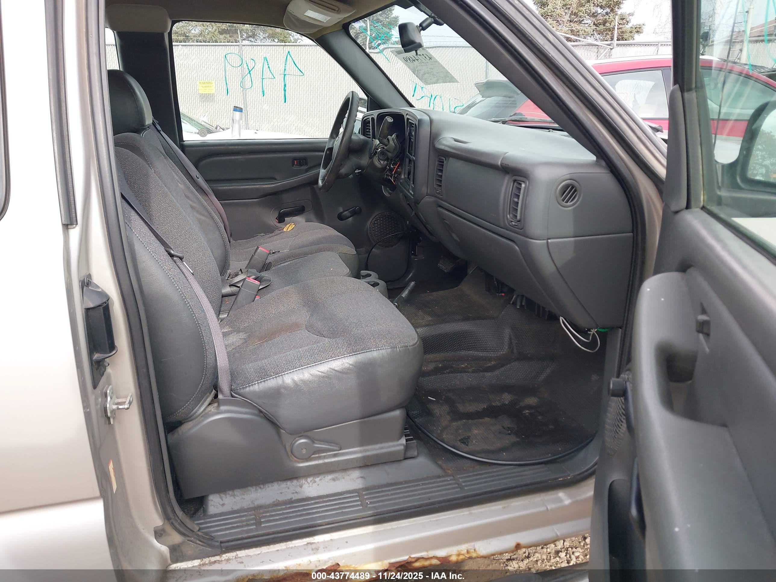 CHEVROLET SILVERADO image 5
