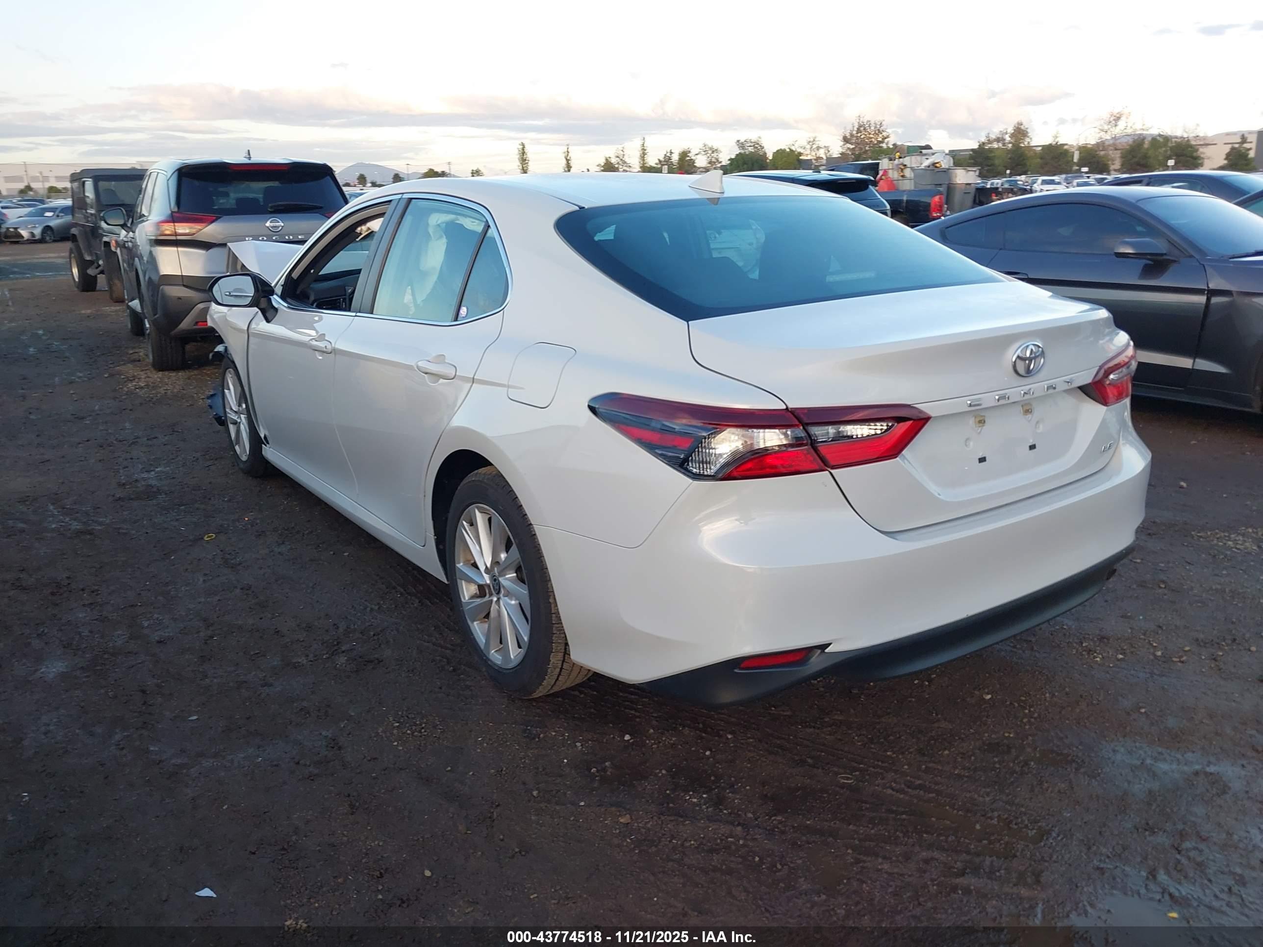 TOYOTA CAMRY image 3
