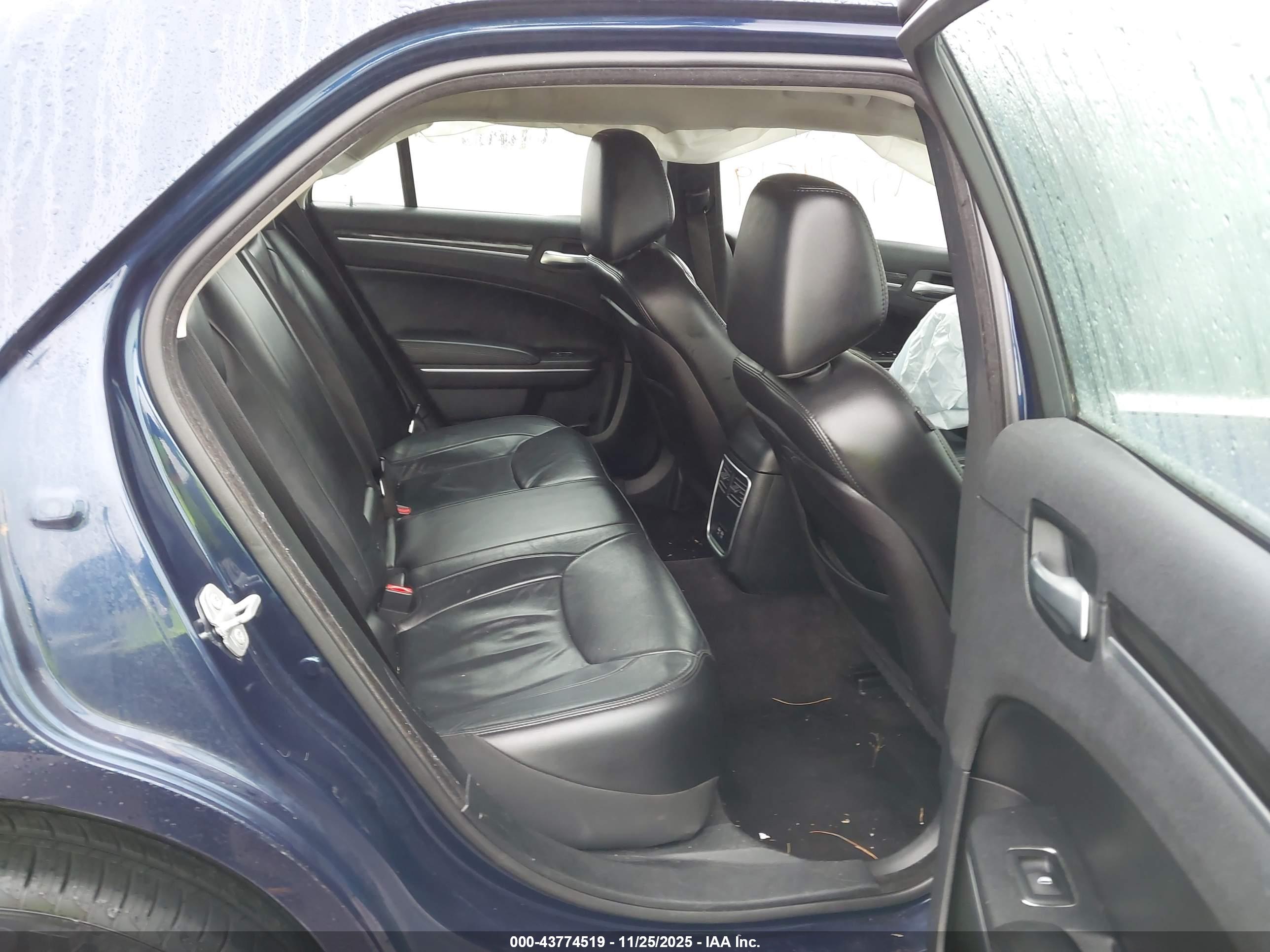 CHRYSLER 300 image 8
