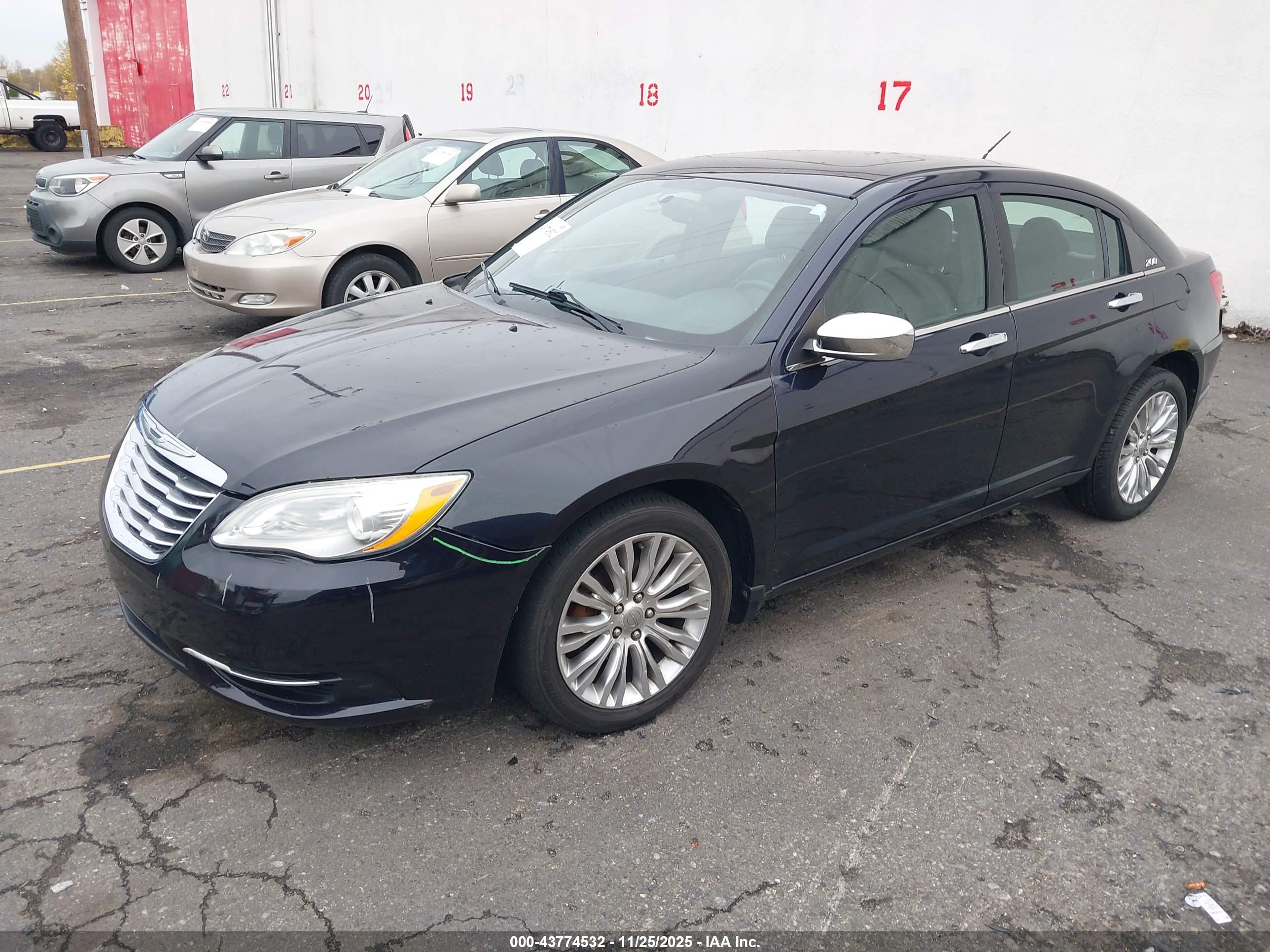 CHRYSLER 200 image 2