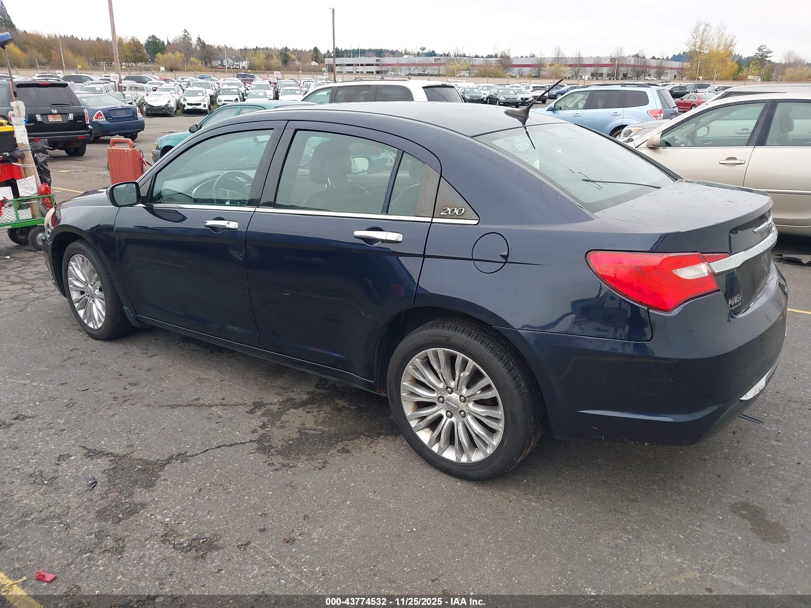 CHRYSLER 200 image 3