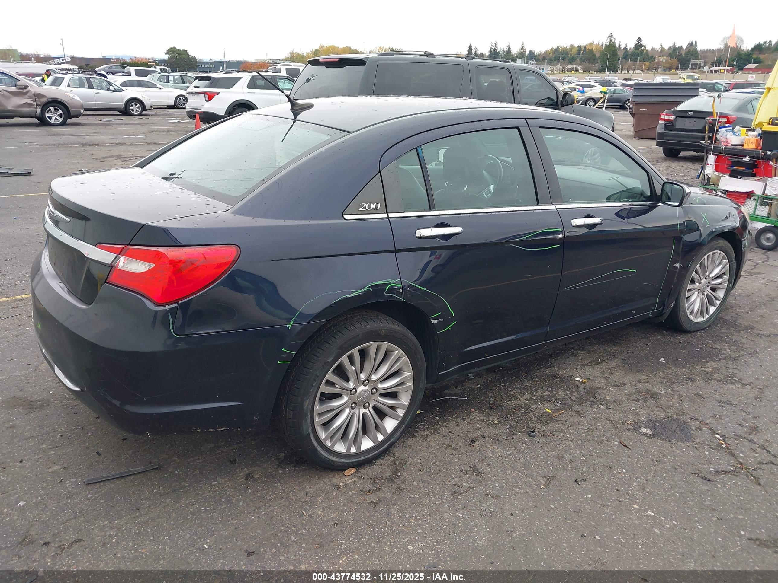 CHRYSLER 200 image 4