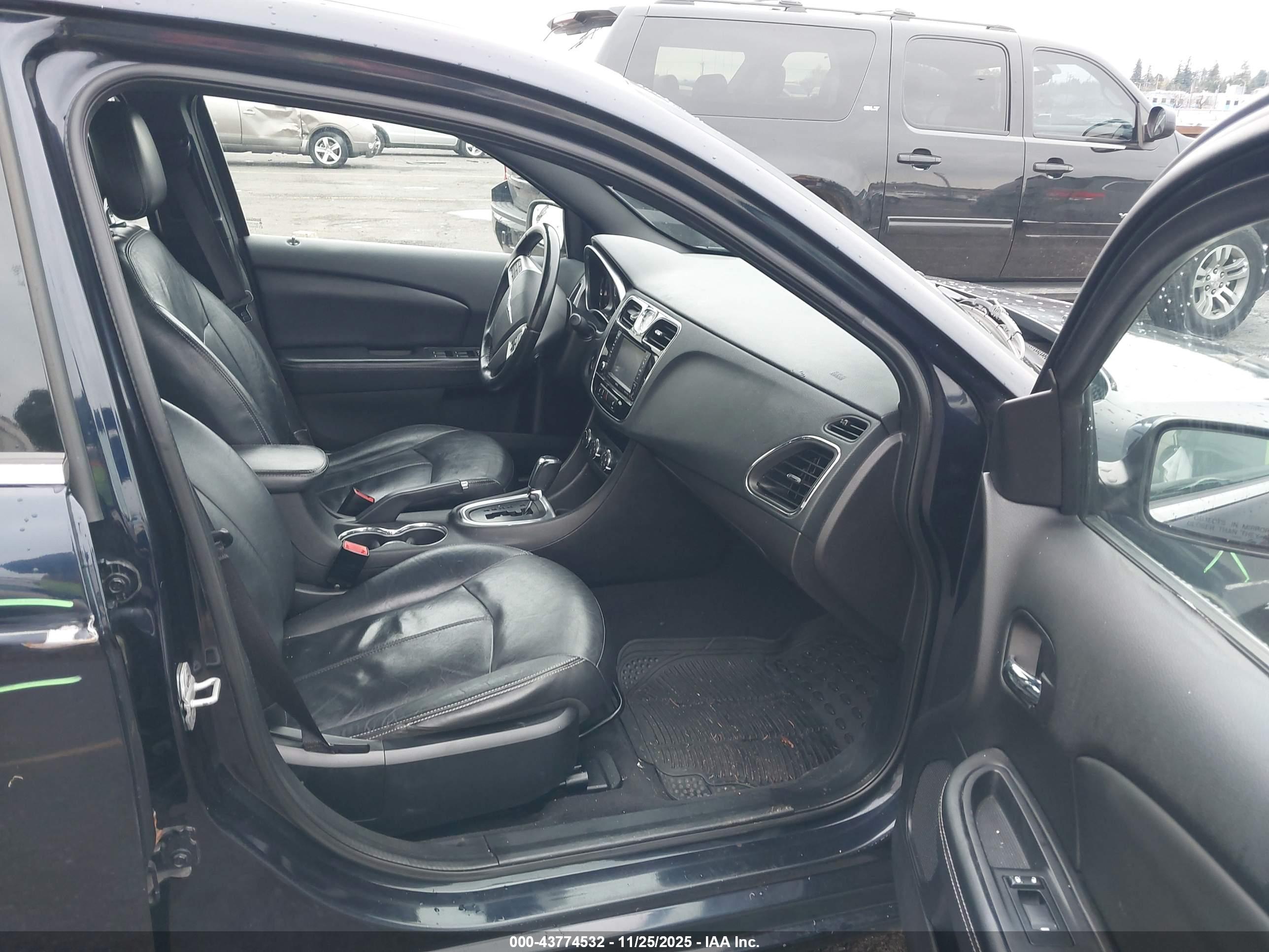 CHRYSLER 200 image 5