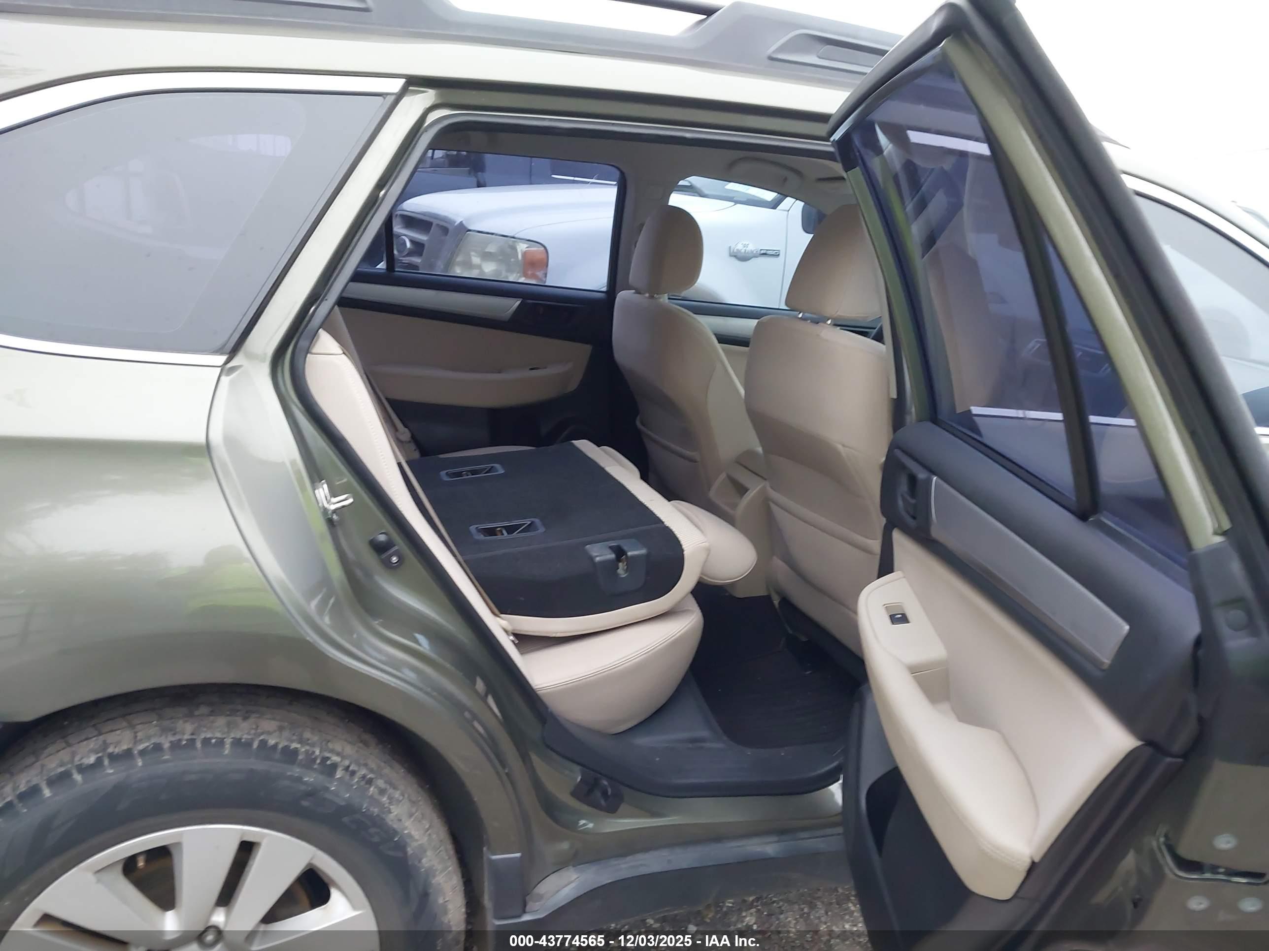 SUBARU OUTBACK image 8