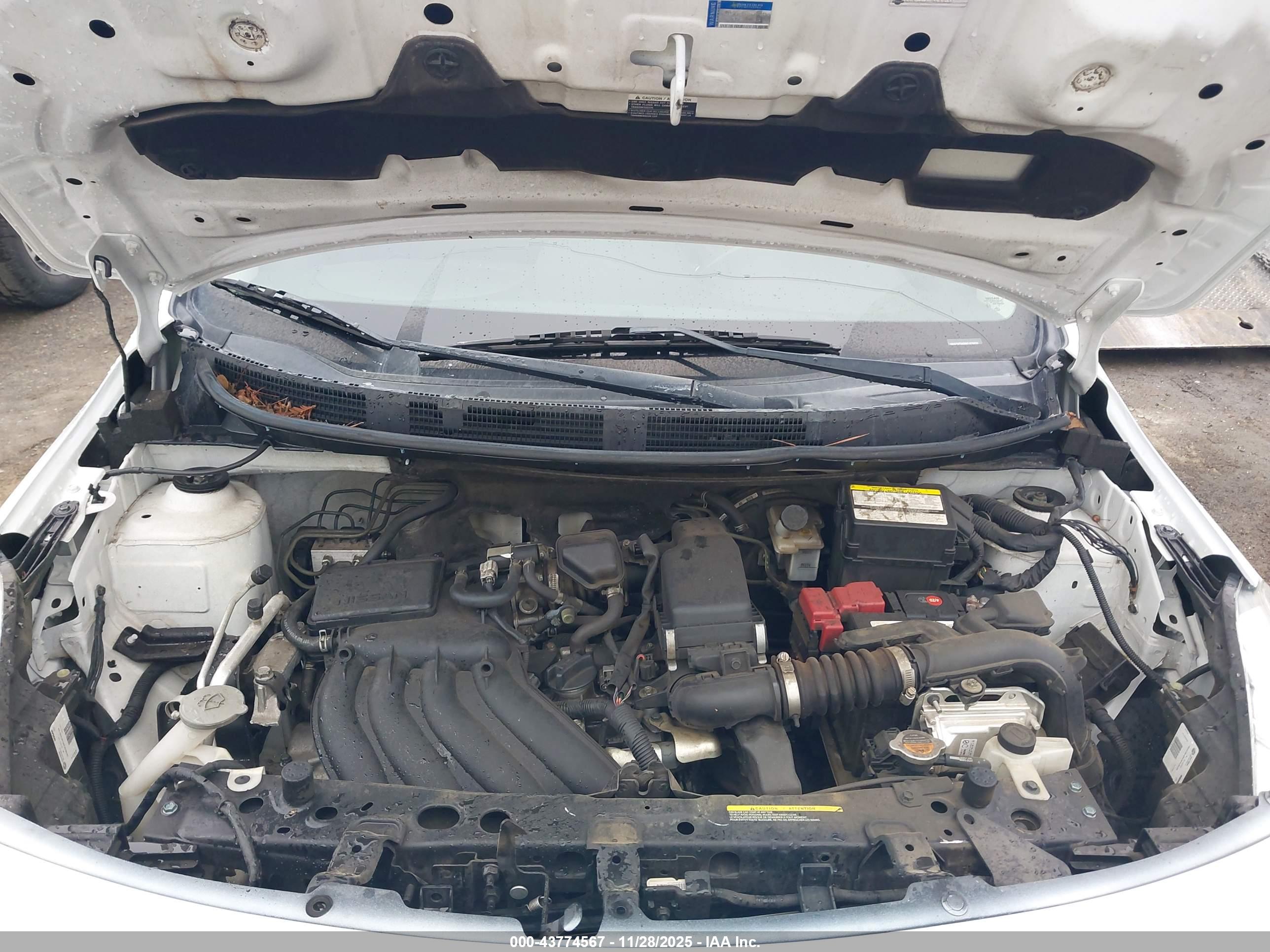 NISSAN VERSA image 10