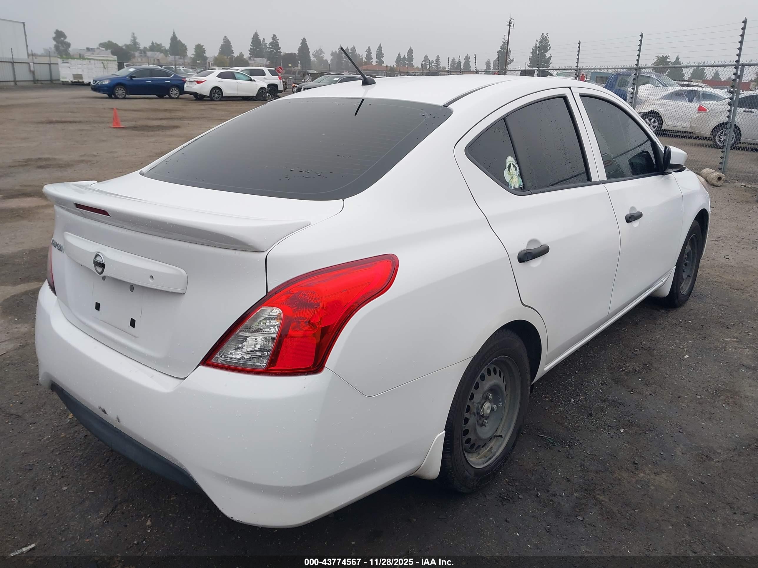 NISSAN VERSA image 4
