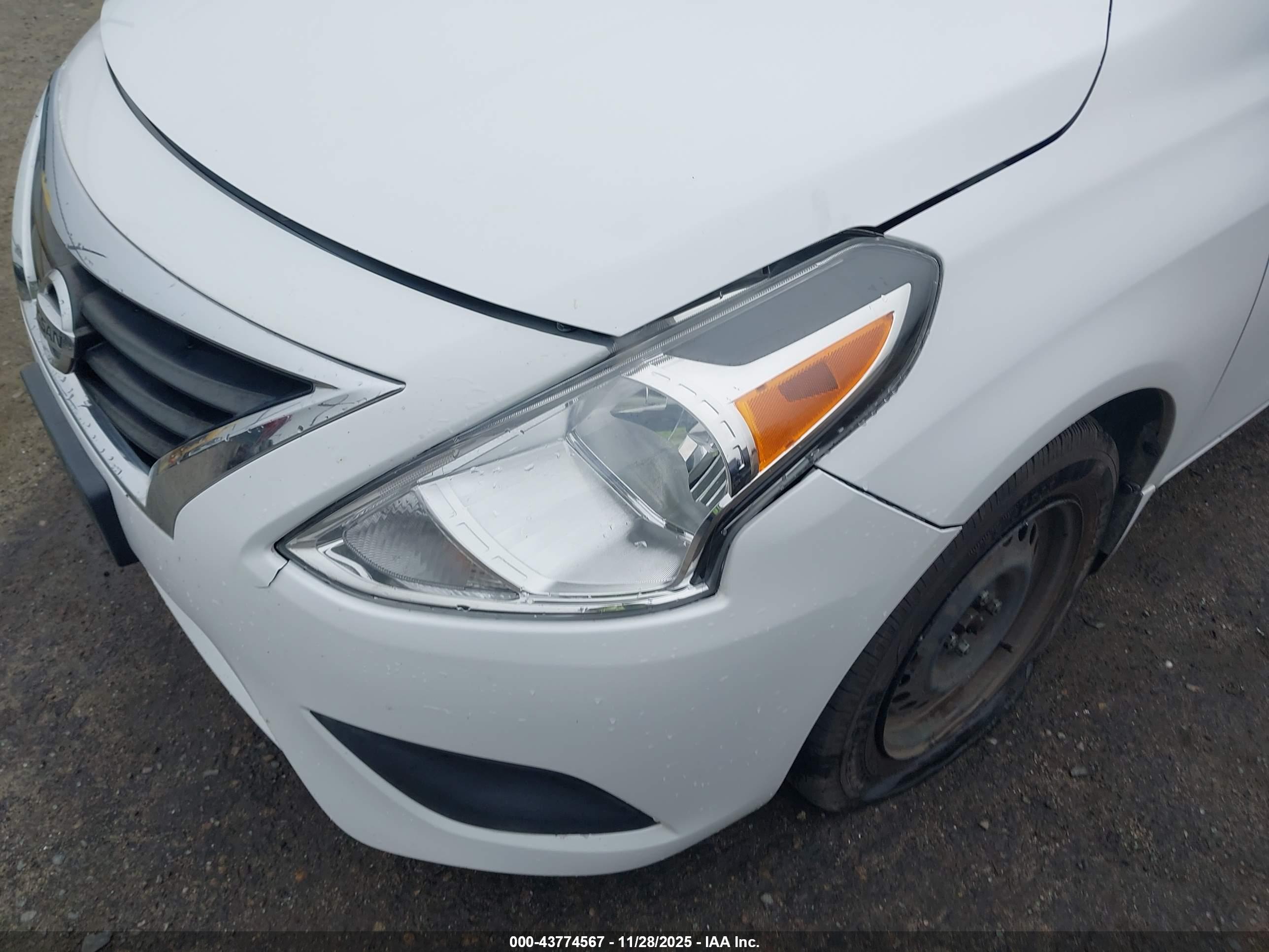 NISSAN VERSA image 6