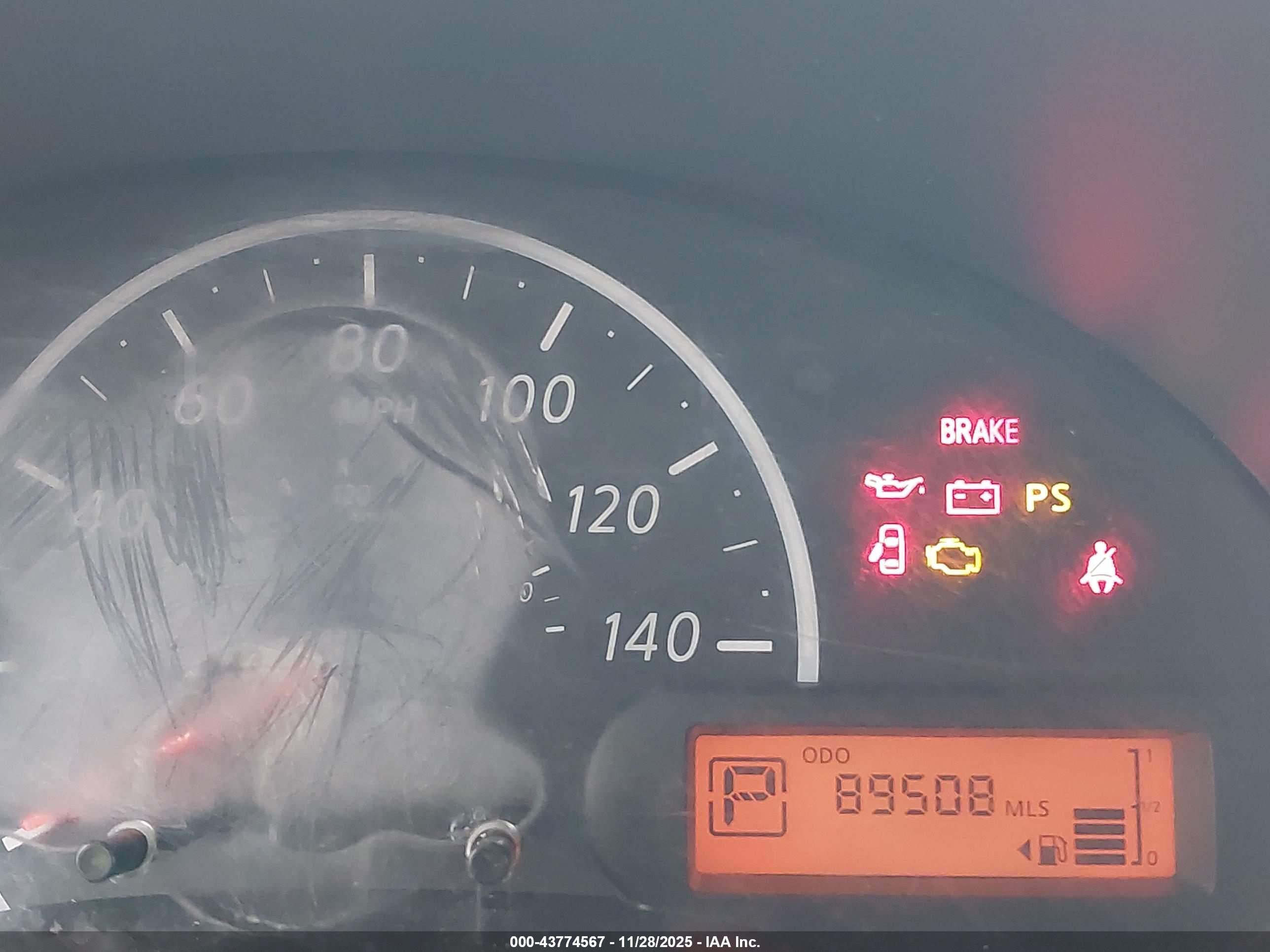 NISSAN VERSA image 7