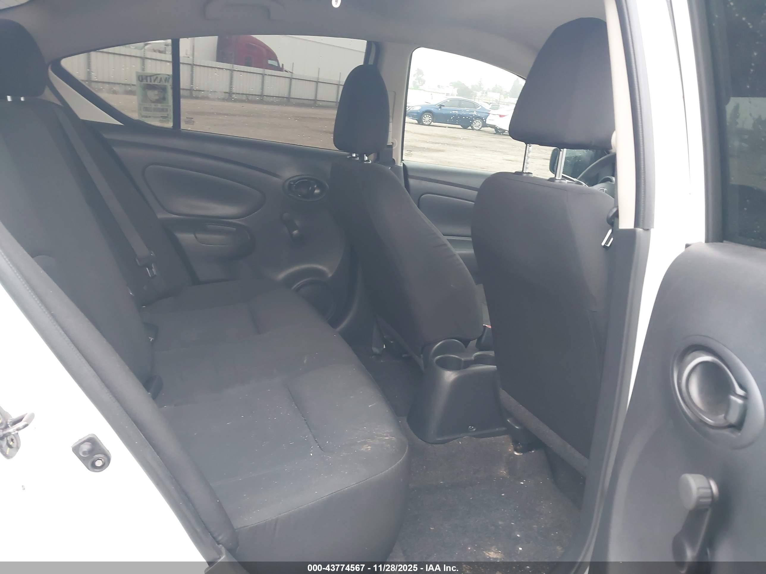 NISSAN VERSA image 8