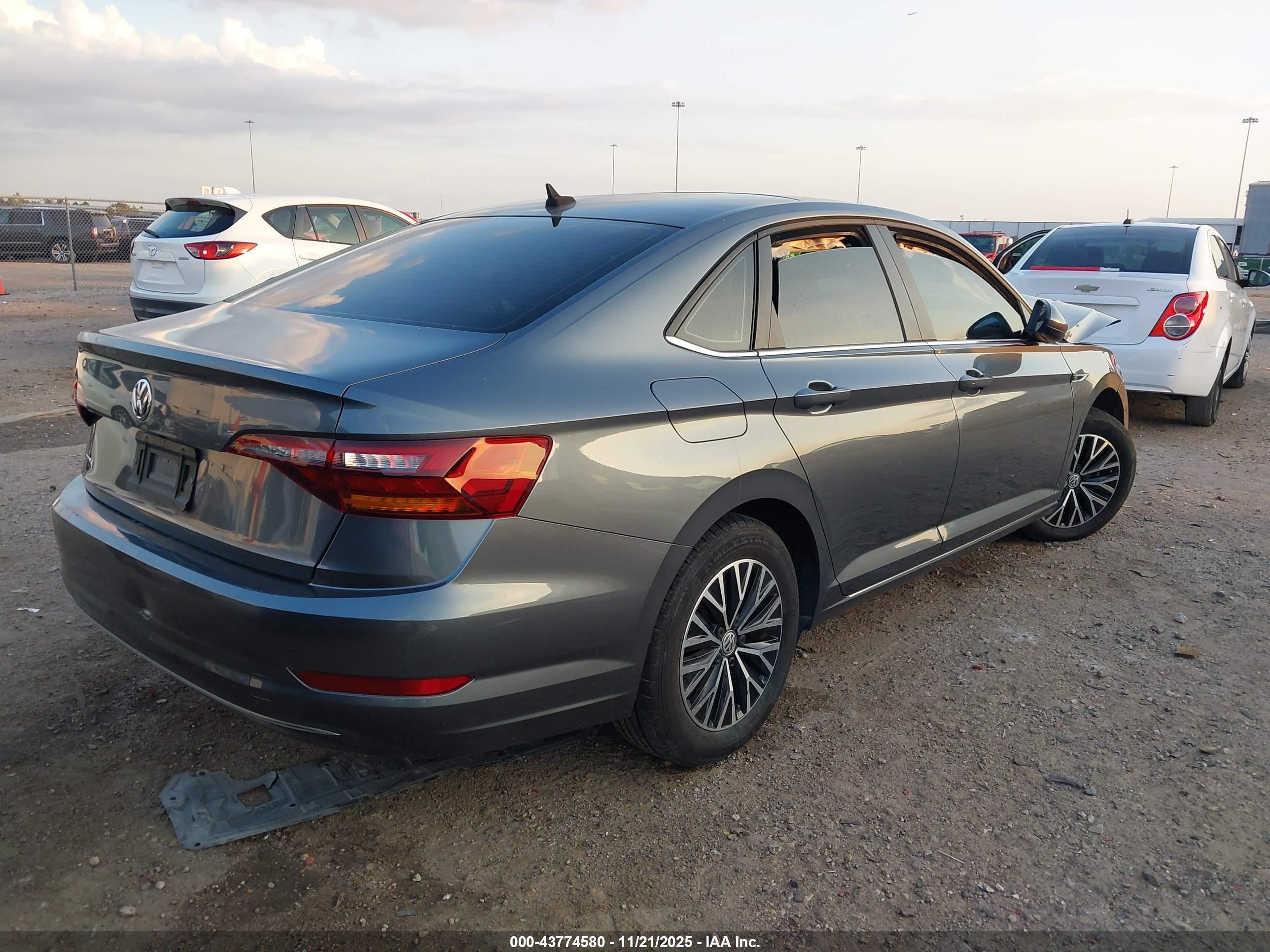 VOLKSWAGEN JETTA image 4