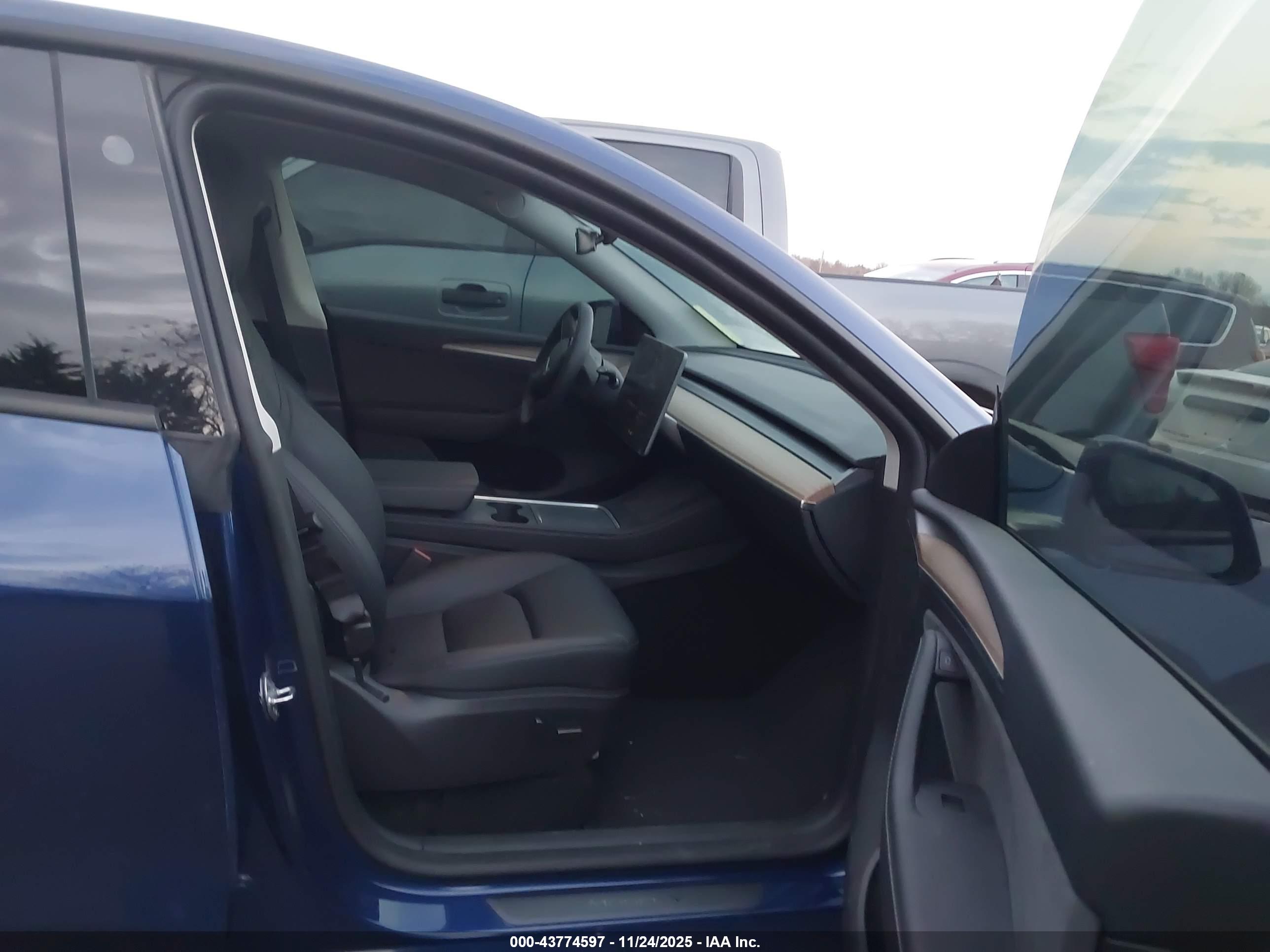 TESLA MODEL image 5