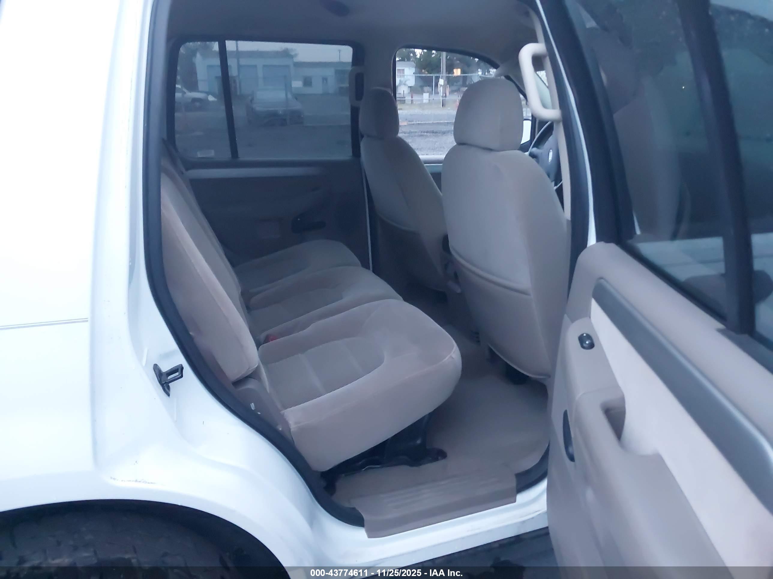 FORD EXPLORER image 8