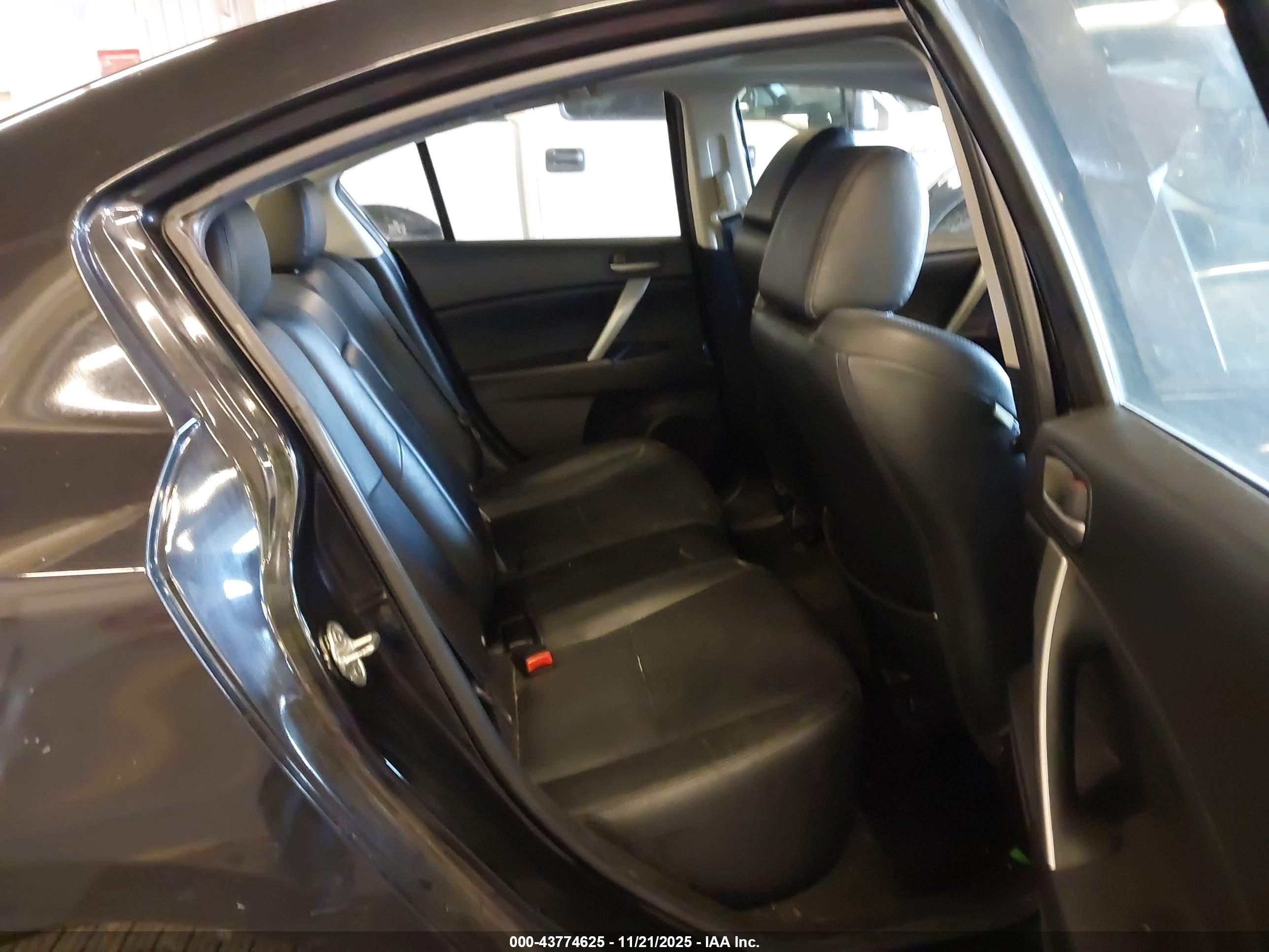 MAZDA MAZDA3 image 8