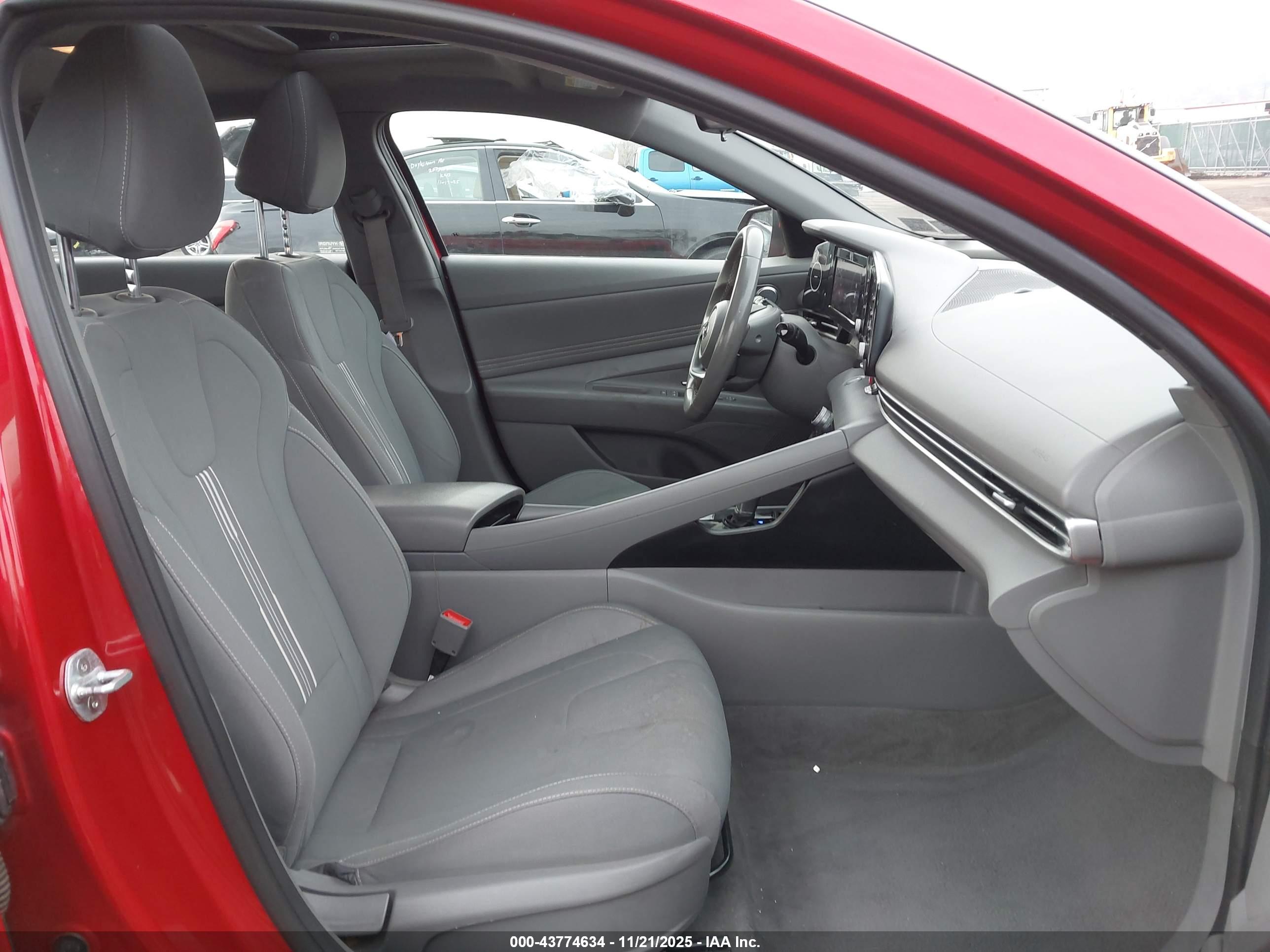 HYUNDAI ELANTRA image 5
