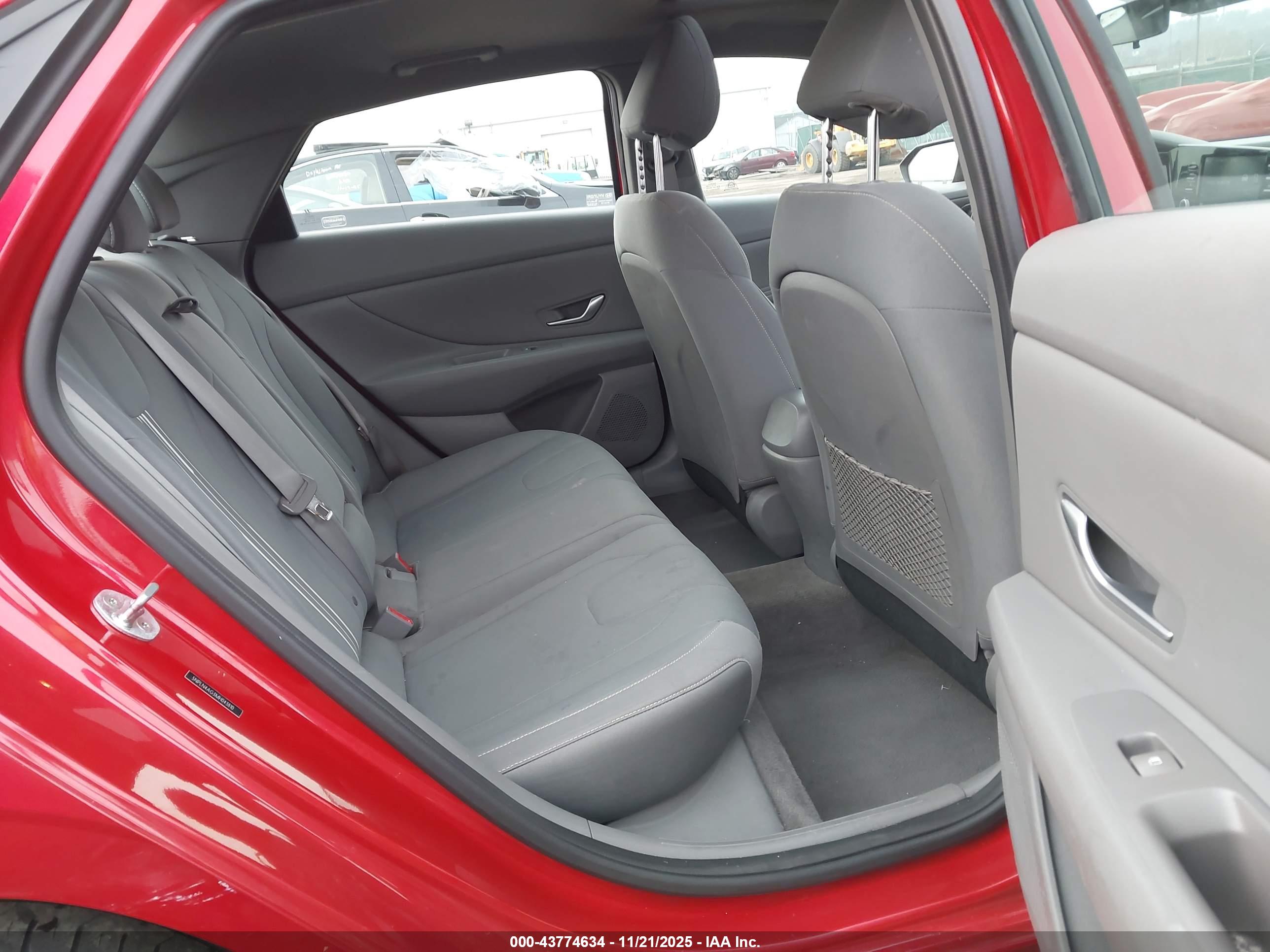 HYUNDAI ELANTRA image 8