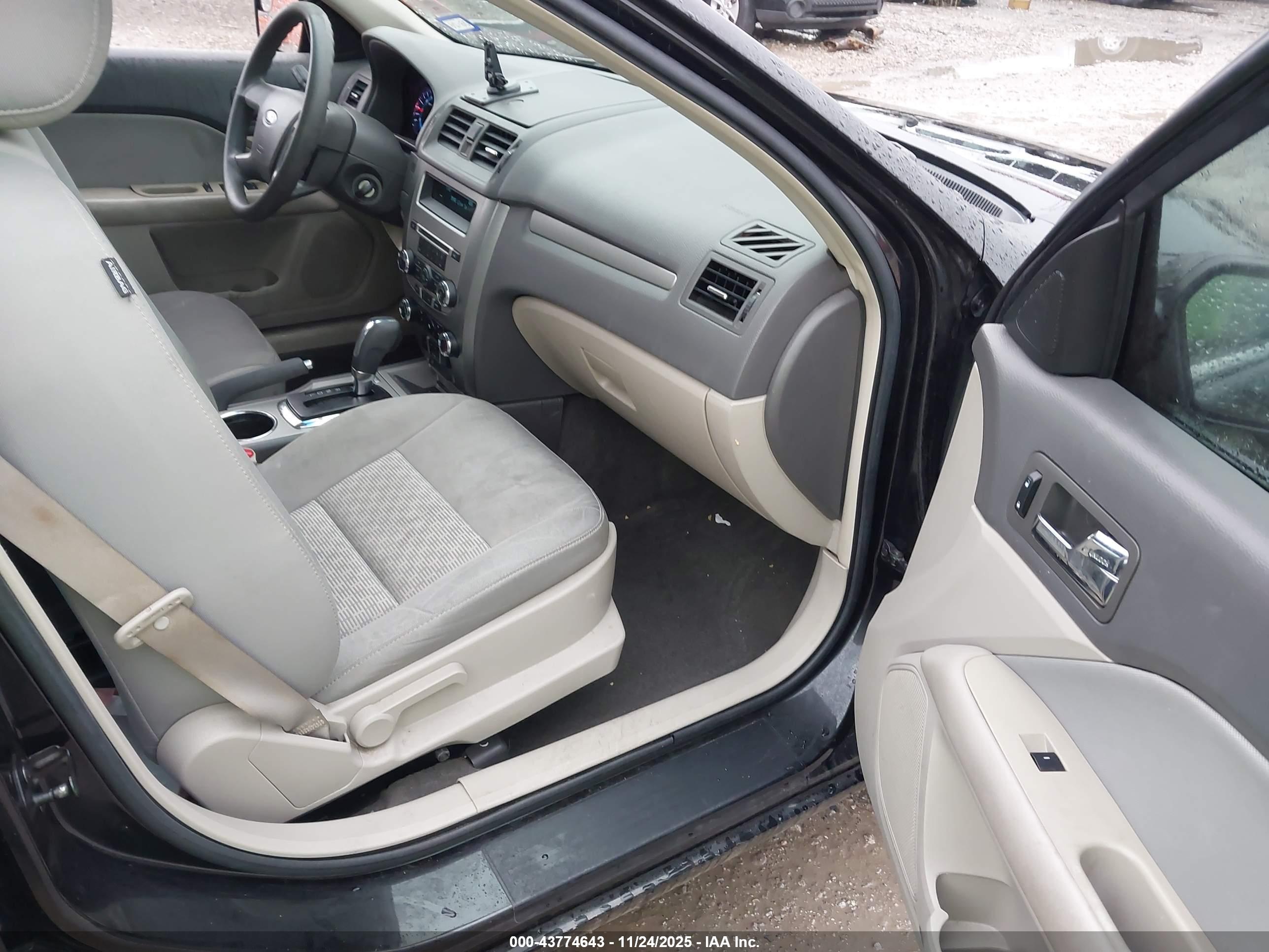 FORD FUSION image 5